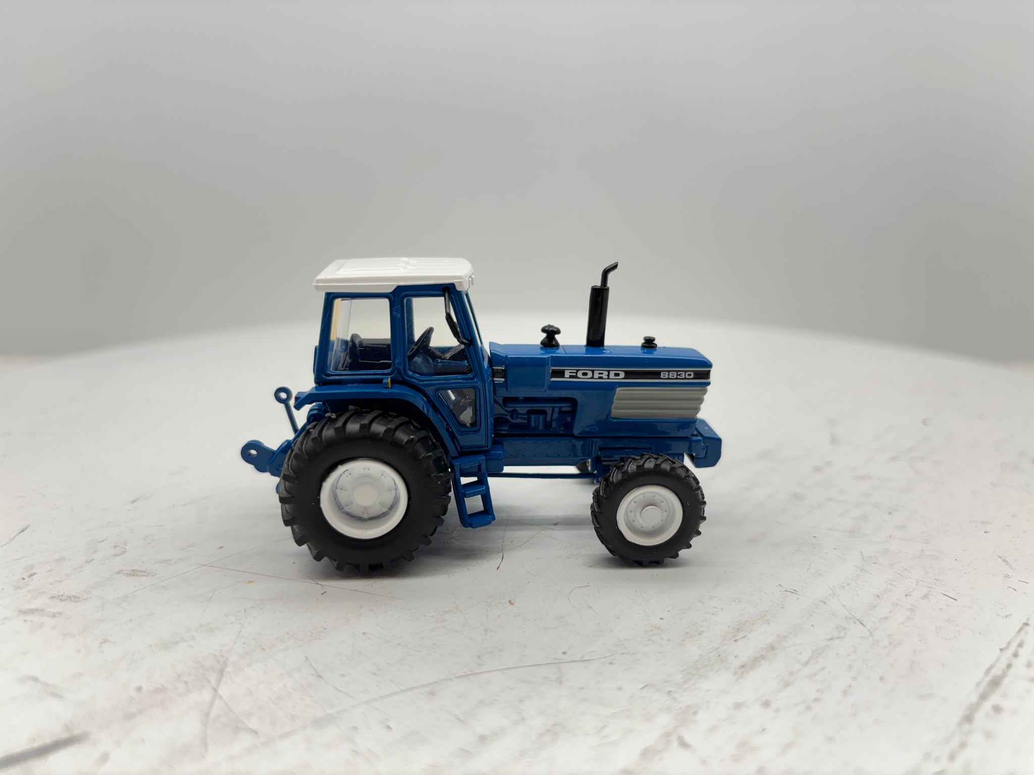 1/64 Ford 8830 2wd