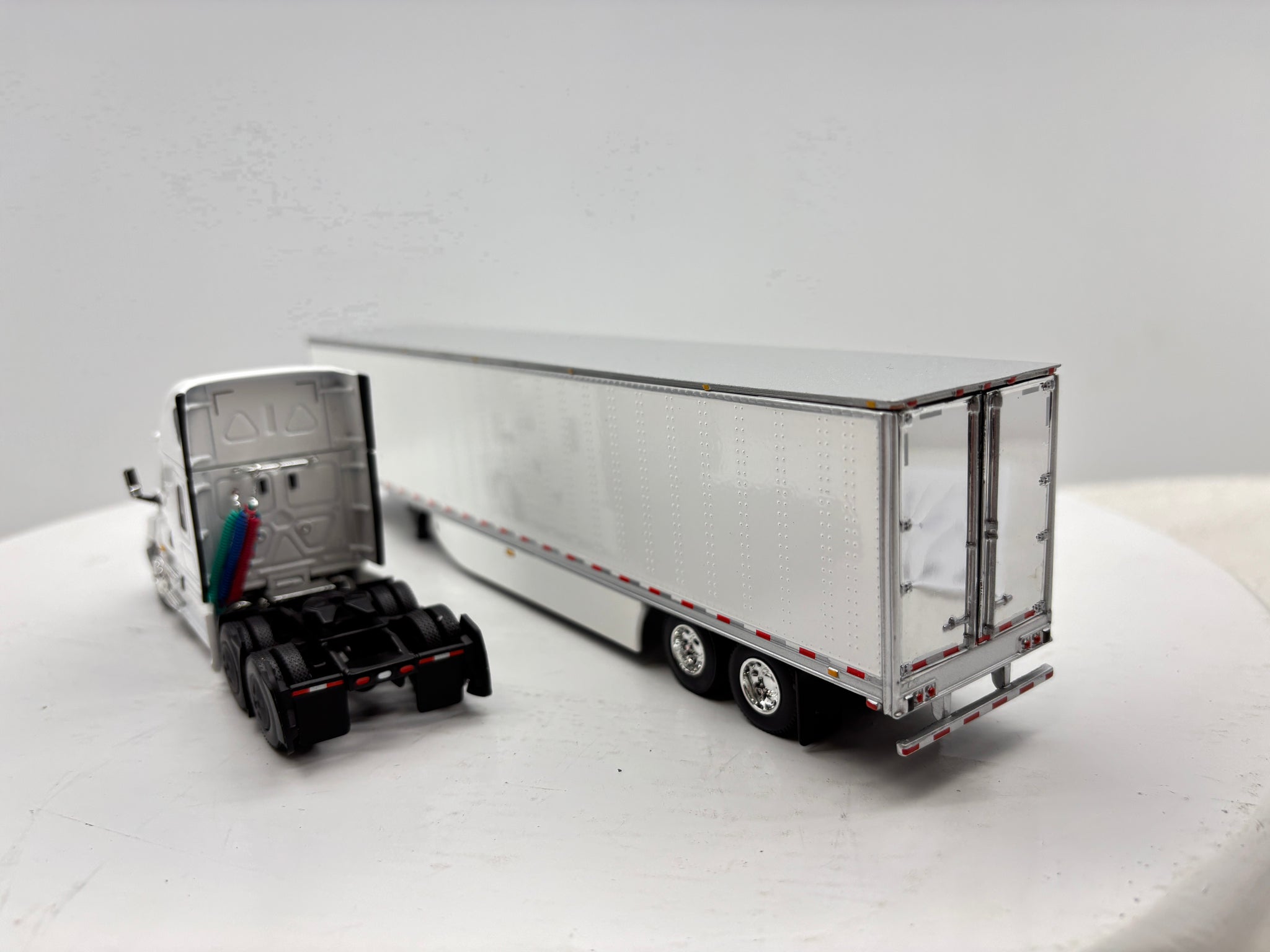 1/64 Freightliner Cascadia High Roof (White)