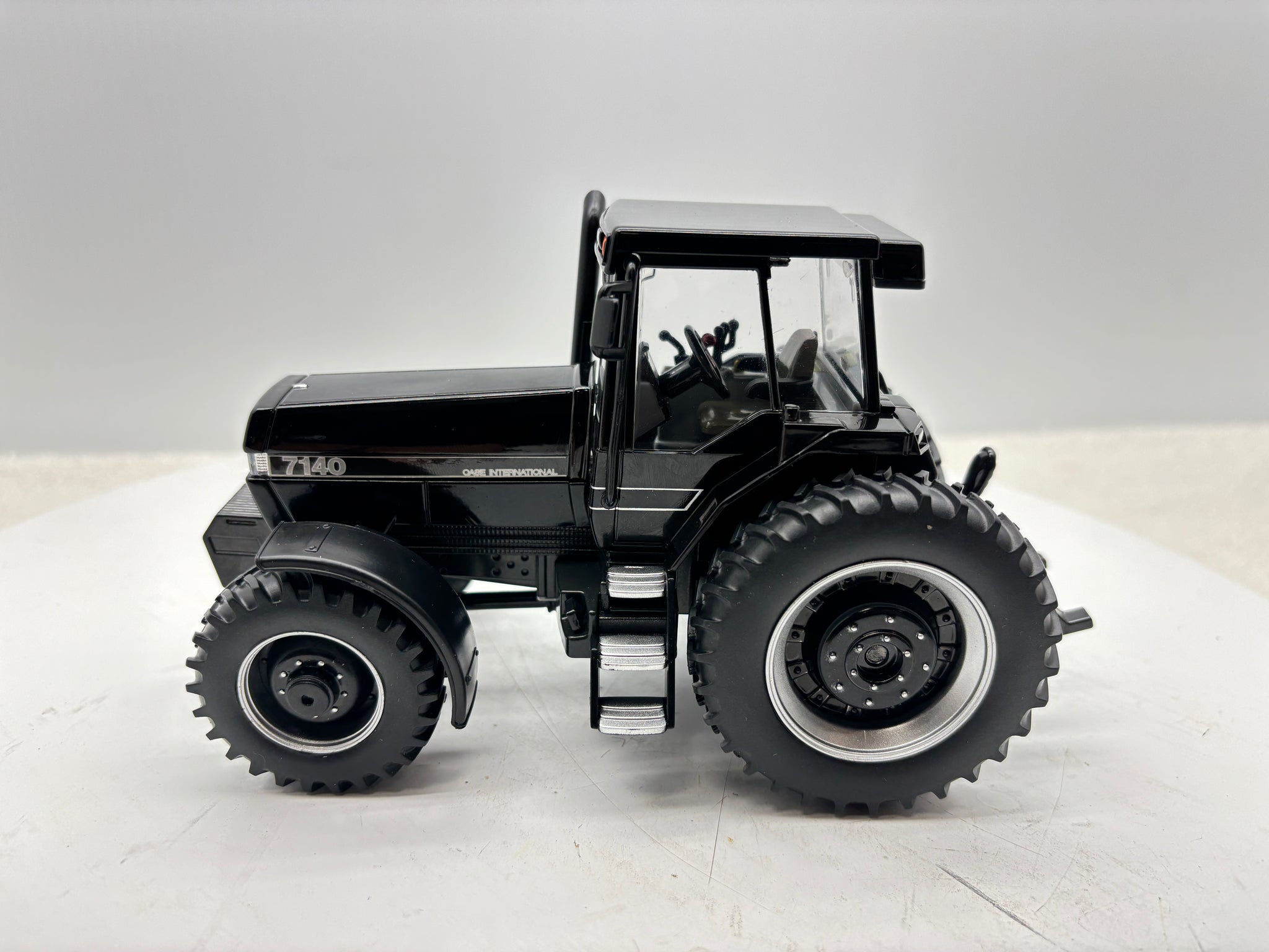 1/32 Case IH Magnum 7140 Black