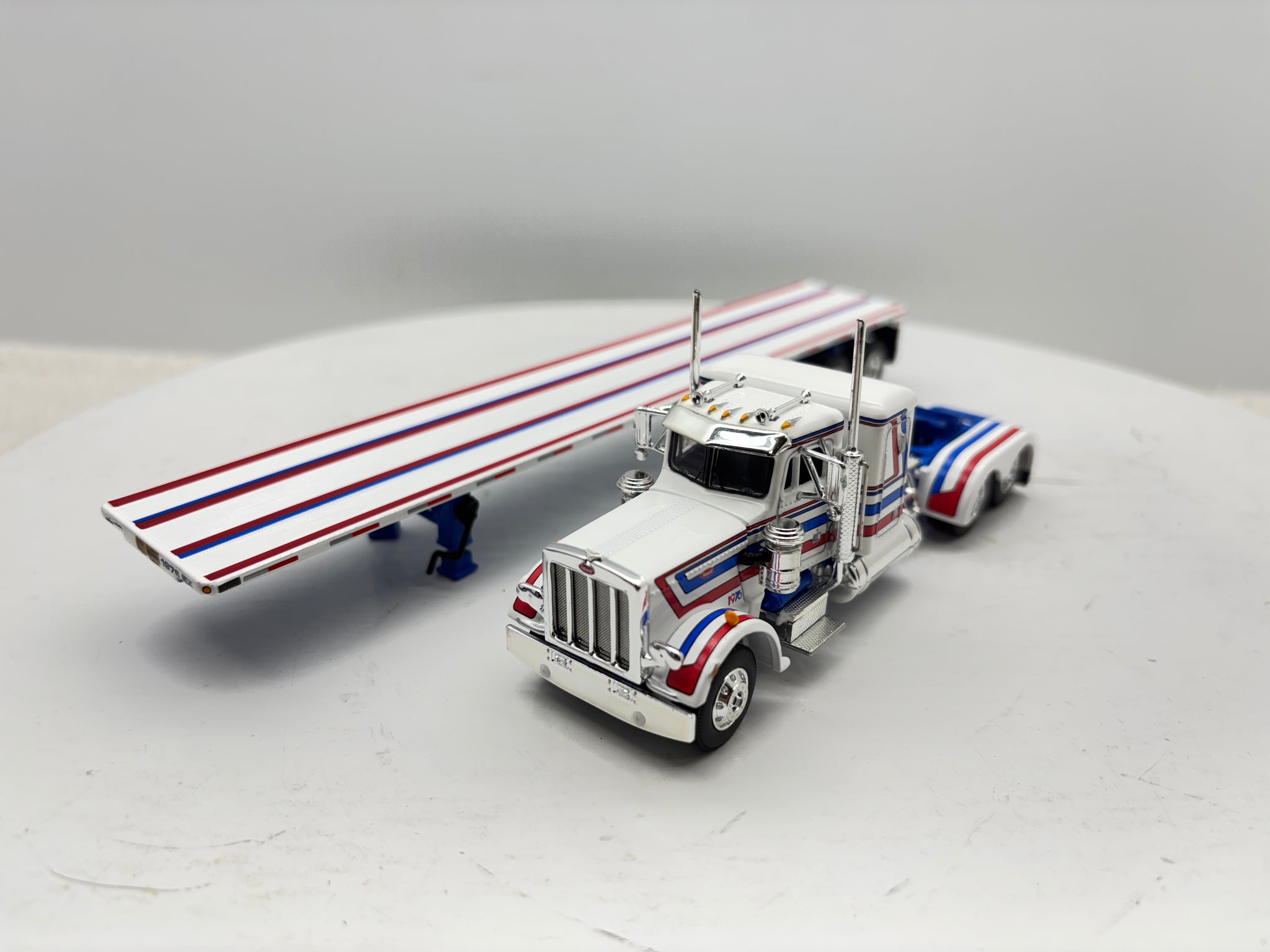 1/64 Peterbilt 359 36'' Flat Top Bicentennial
