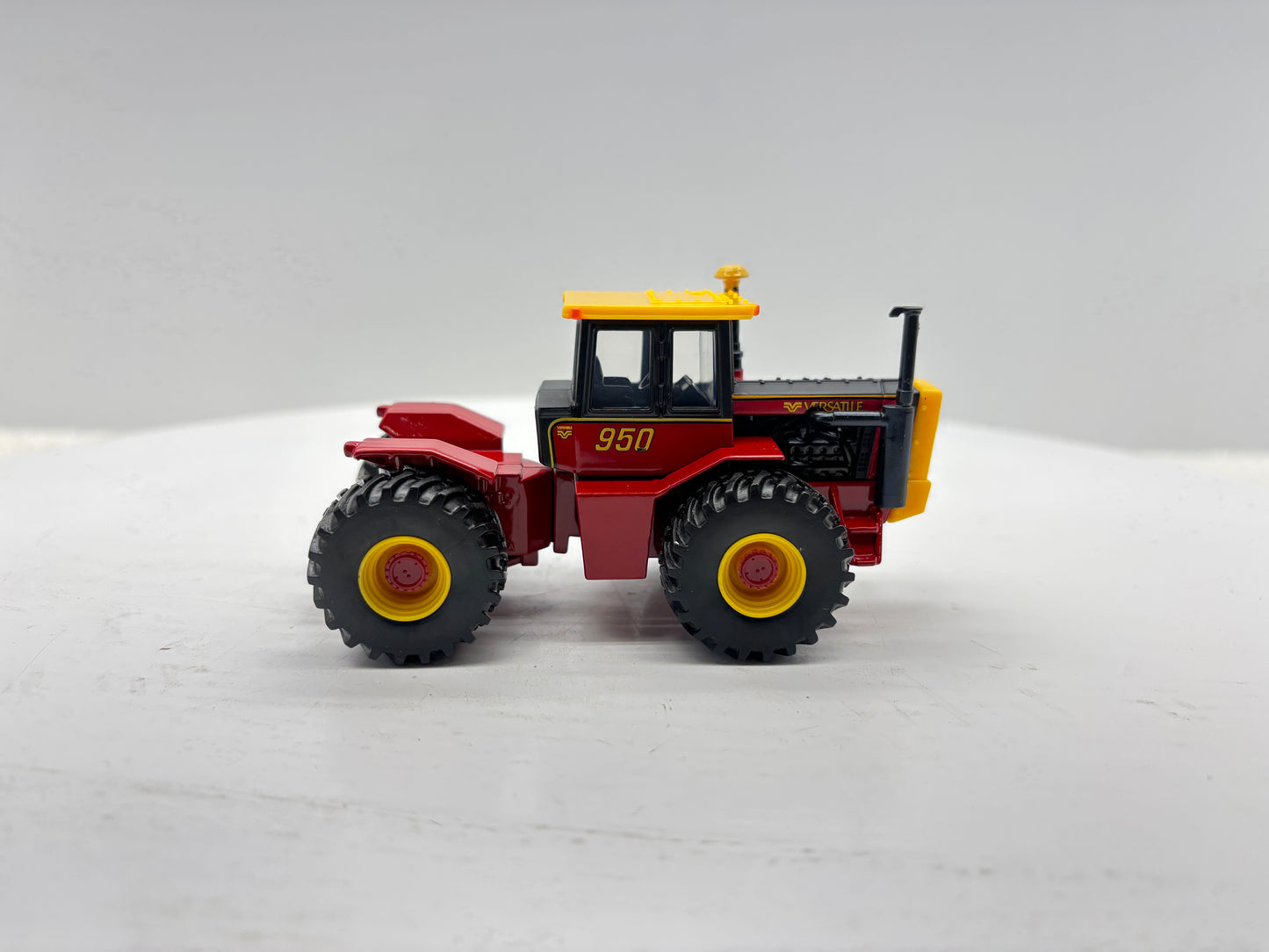 1/64 Versatile 950 Toy Farmer