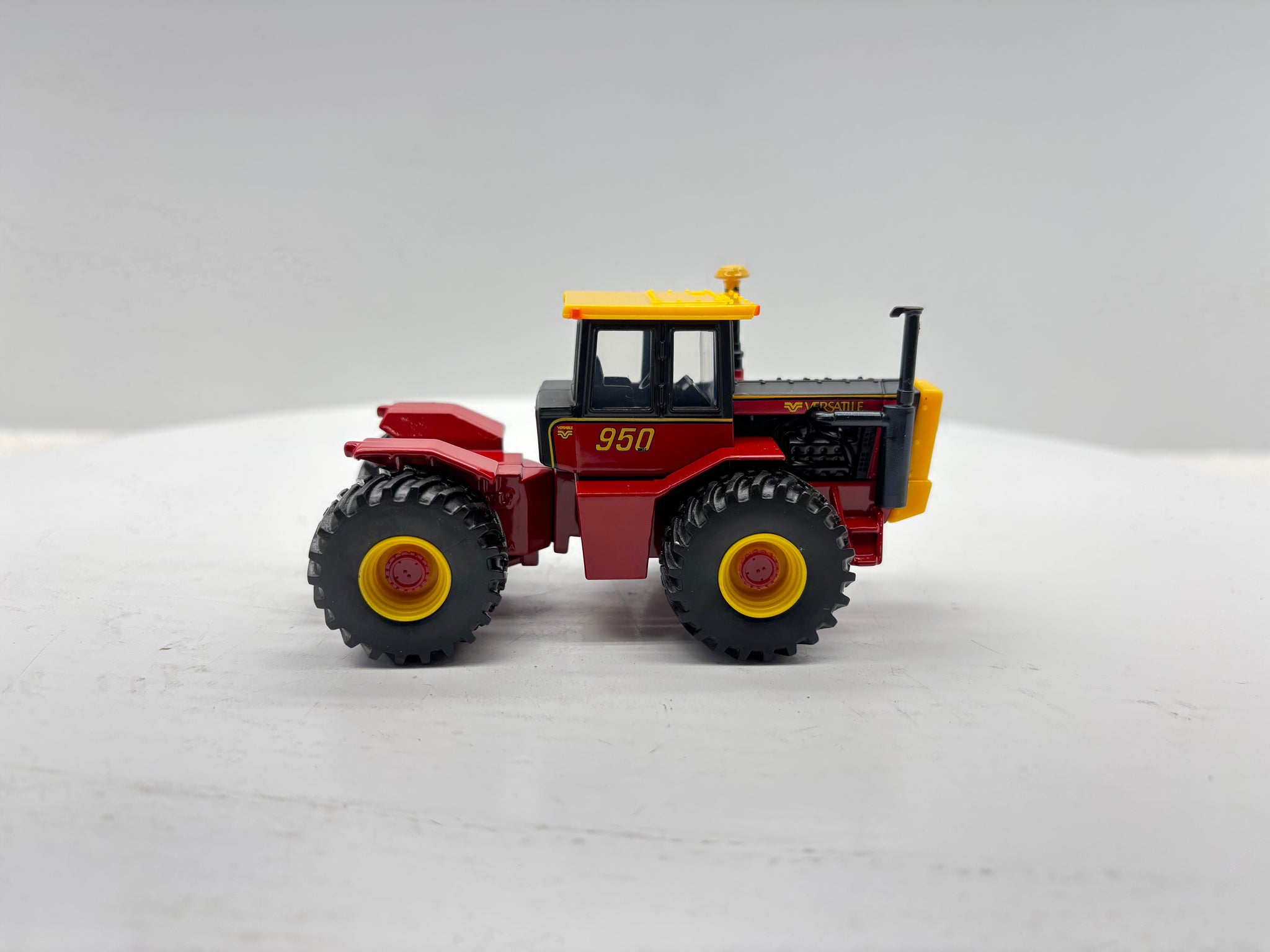 1/64 Versatile 950 Toy Farmer