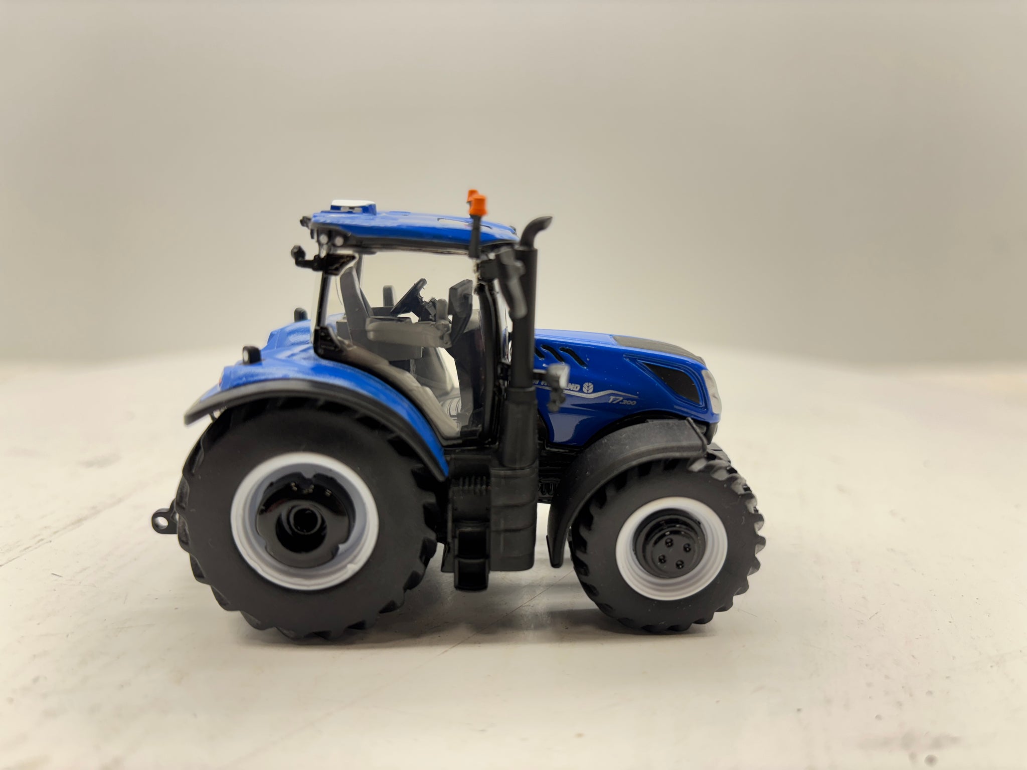 1/64 New Holland T7.300 PLM Prestige