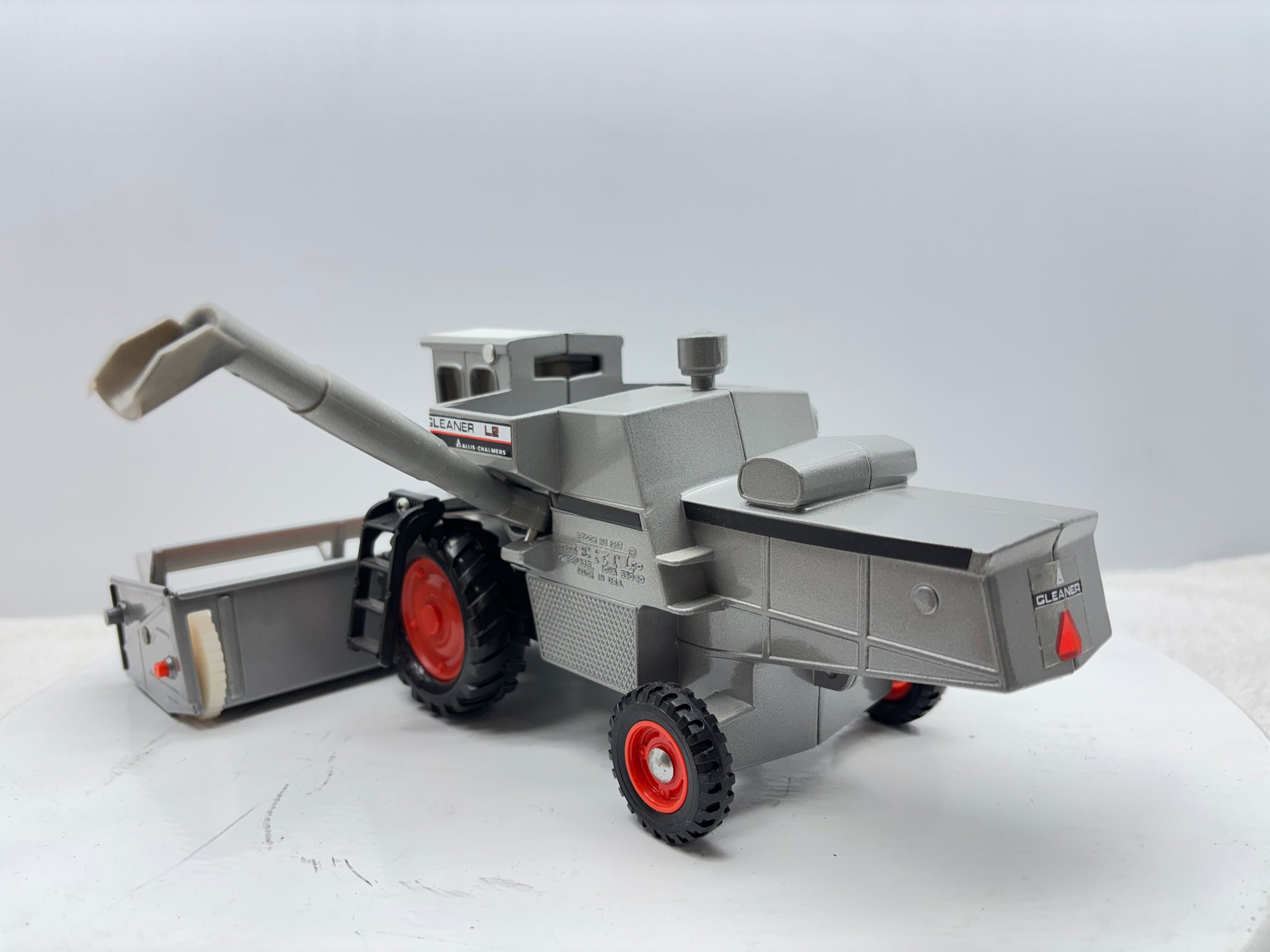 1/32 Allis-Chalmers Gleaner L2 Red Stripe