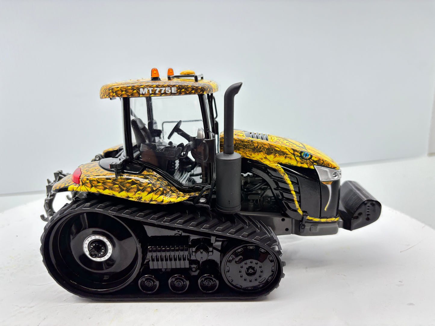 1/32 Challenger MT775E Field Viper