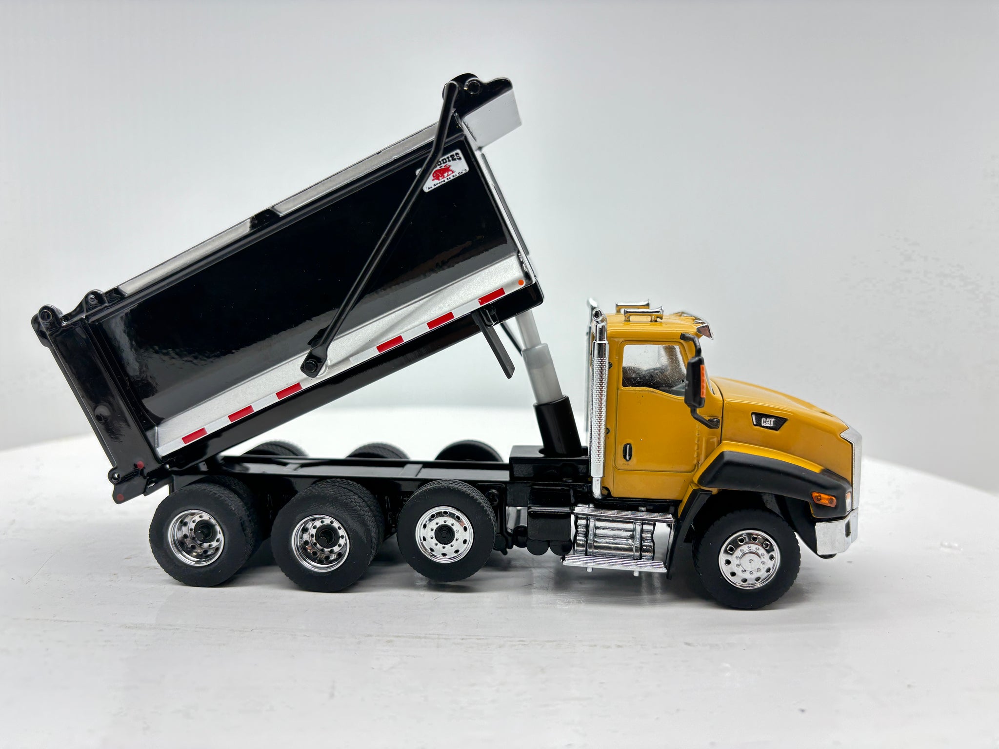 1/50 Caterpillar CT660 SBFA