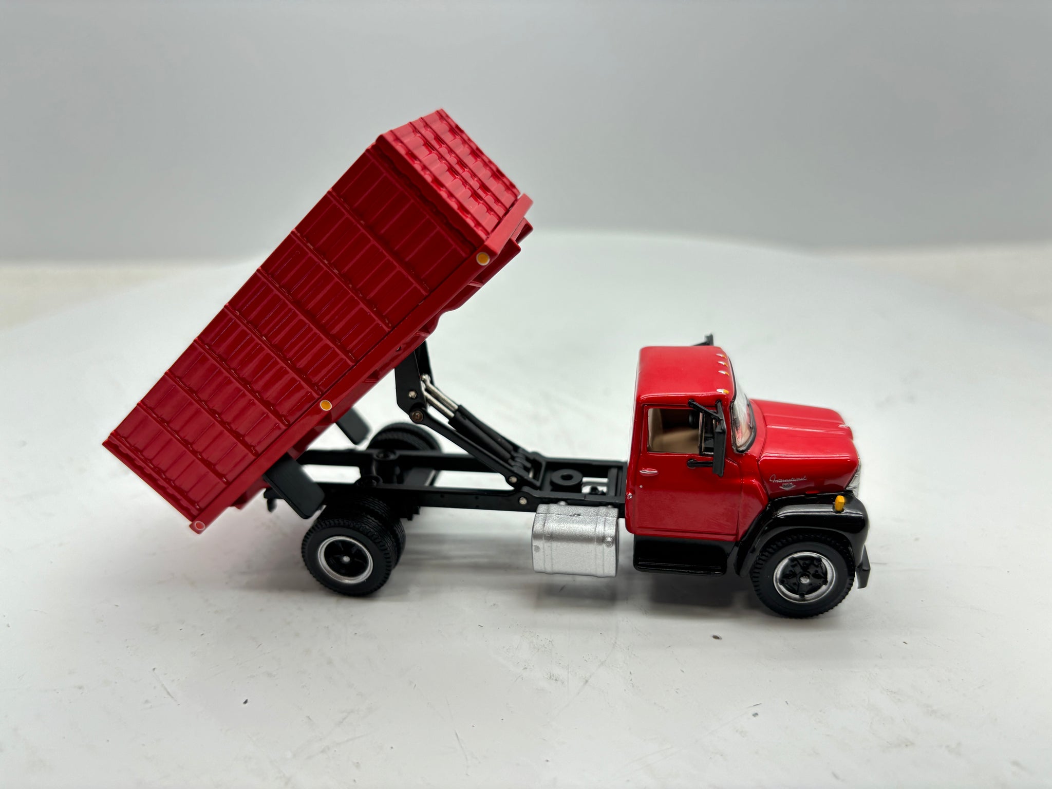 1/64 International Loadstar Red