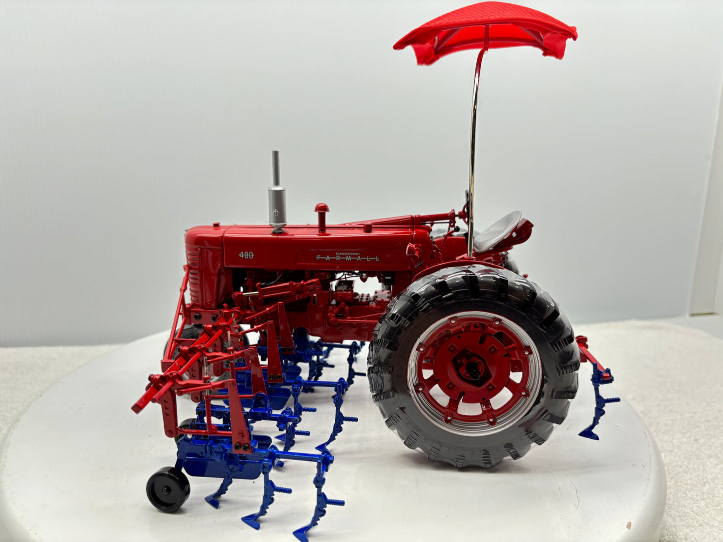 1/16 International Farmall 400 with Cultivator