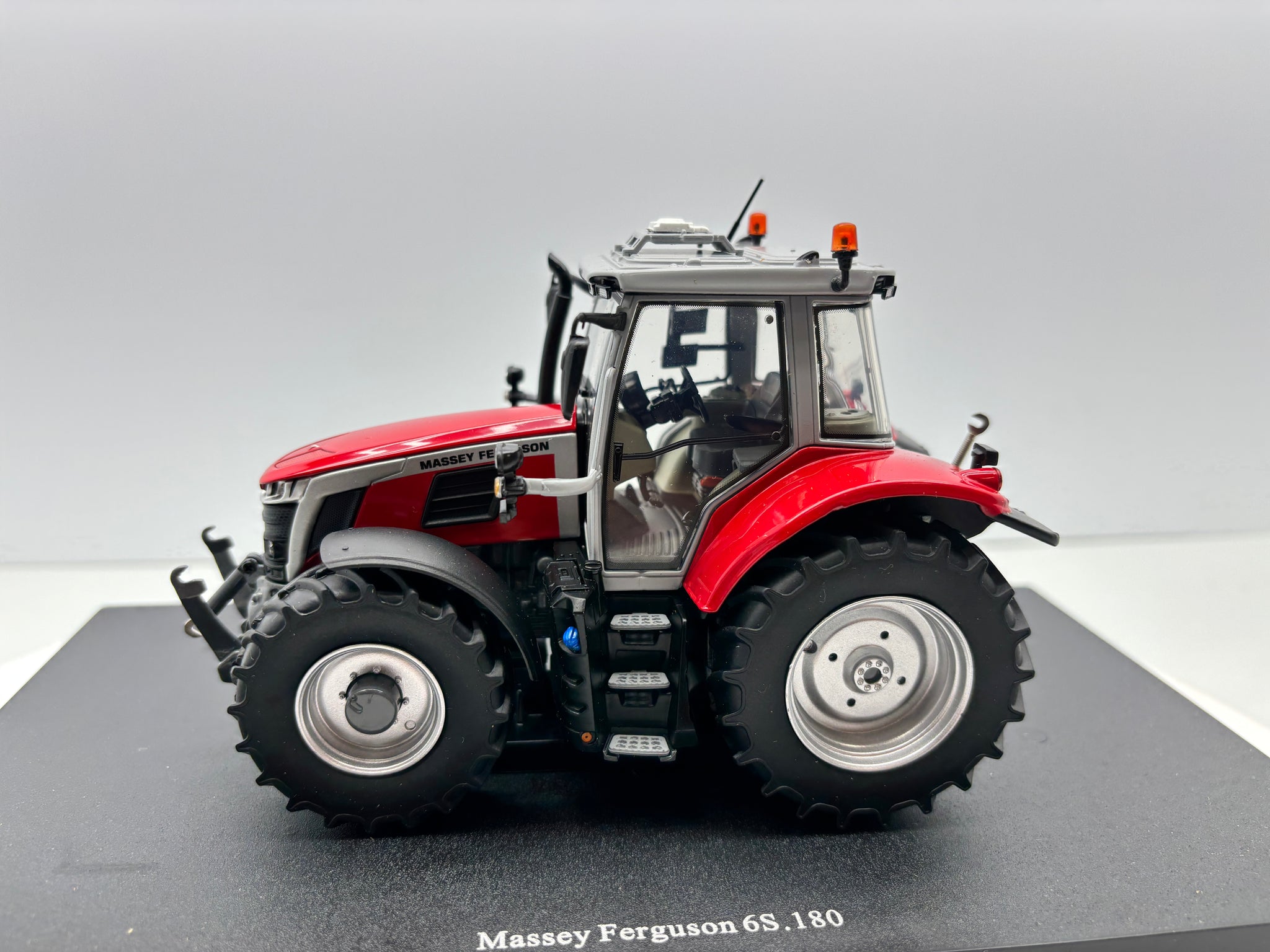 1/32 Massey Ferguson 65.180 Red