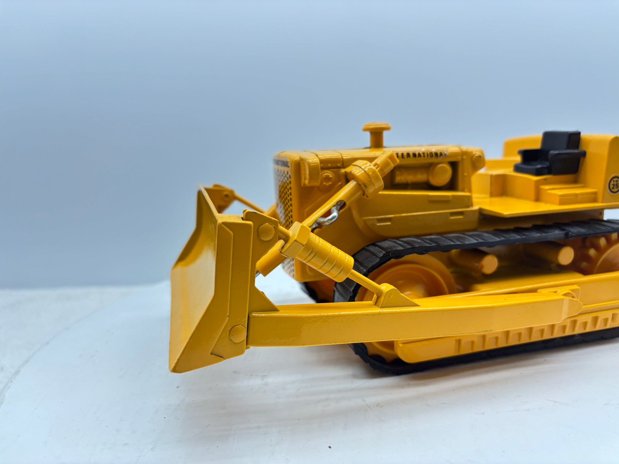 1/16 International TD-25 Crawler