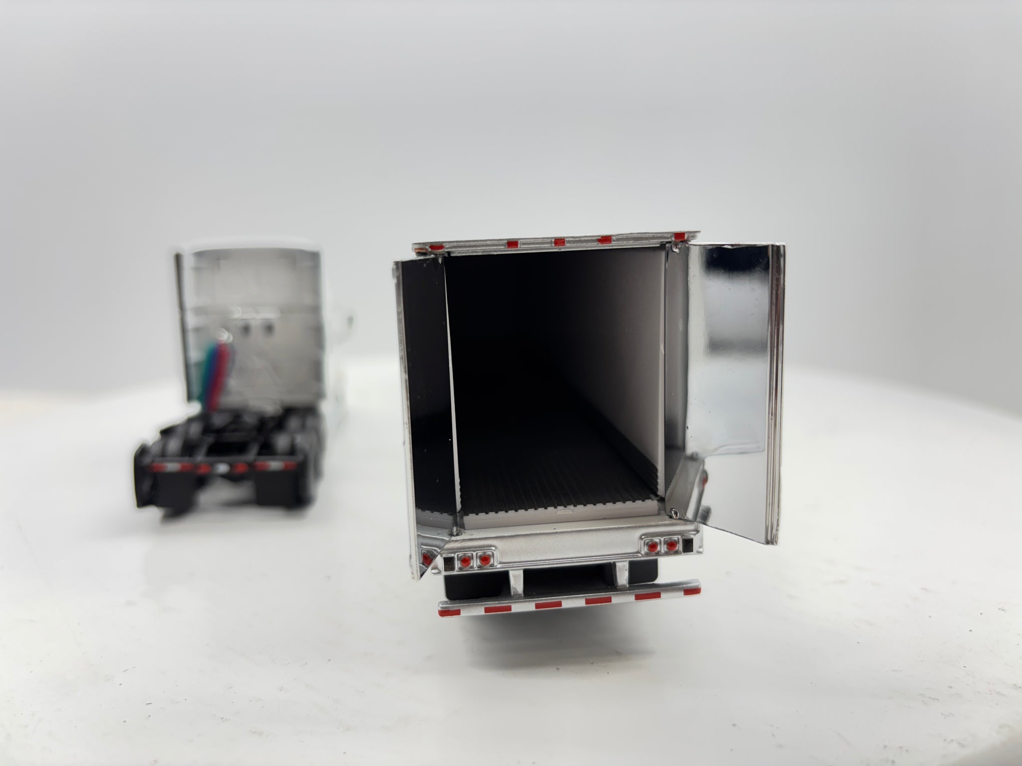1/64 Freightliner Cascadia High Roof (White)