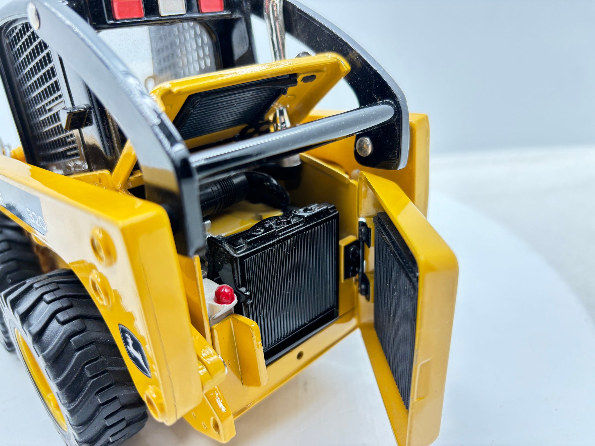 1/16 John Deere 320