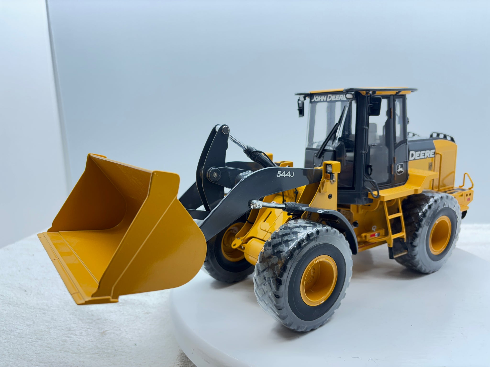 1/16 John Deere 544J