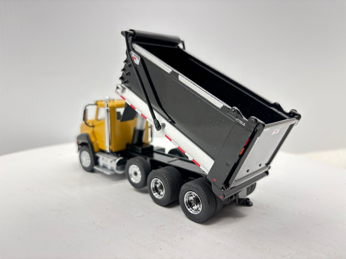 1/50 Caterpillar CT660 SBFA