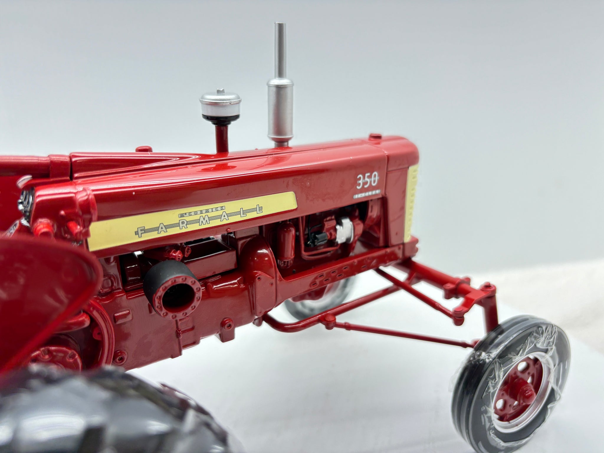 1/16 International 350 High Crop