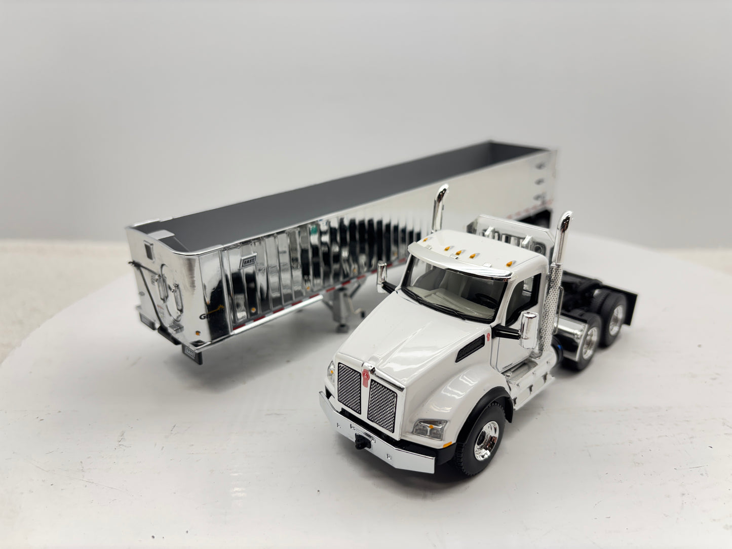 1/50 Kenworth T880 Day Cab (White)
