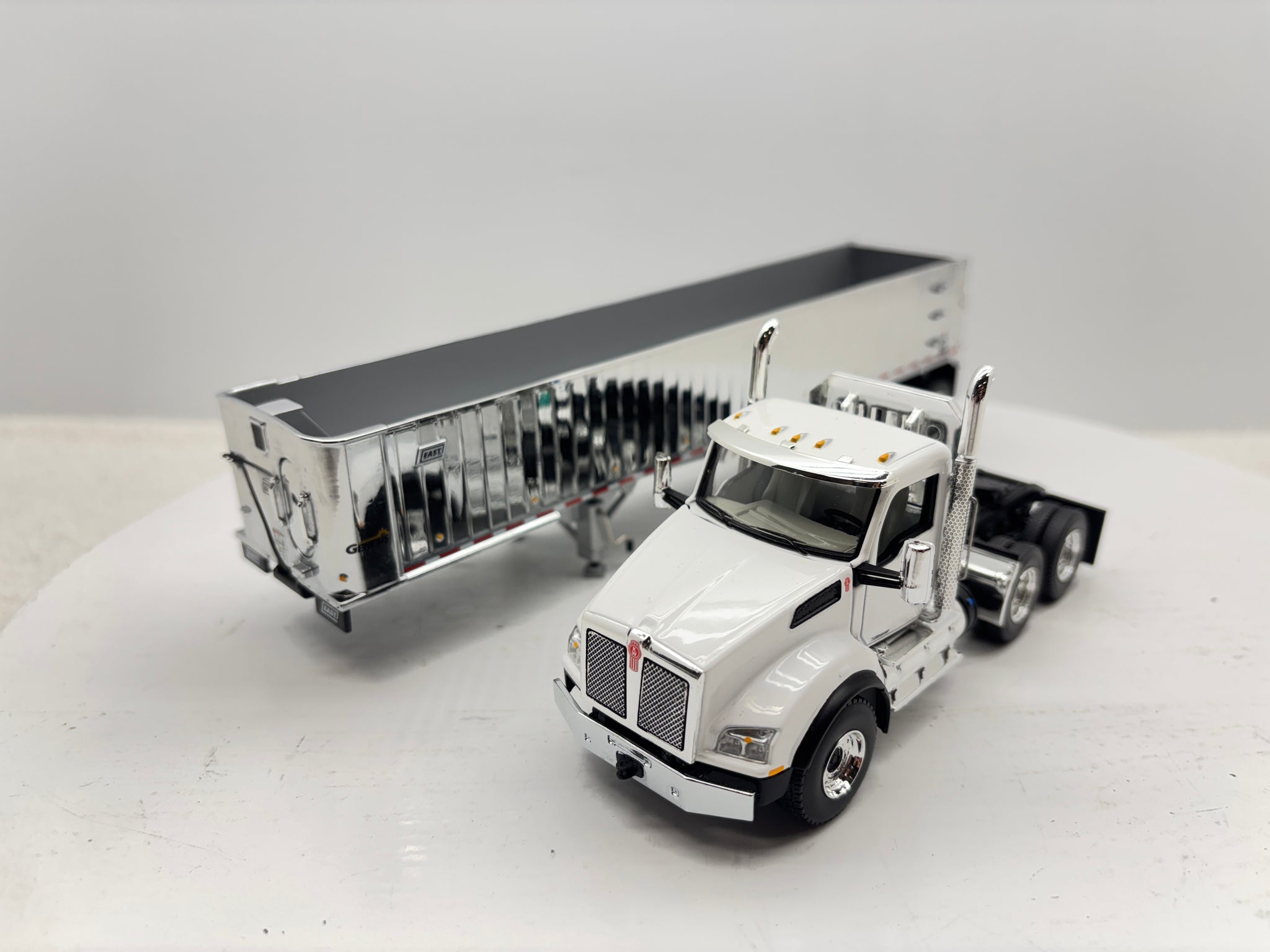 1/50 Kenworth T880 Day Cab (White)