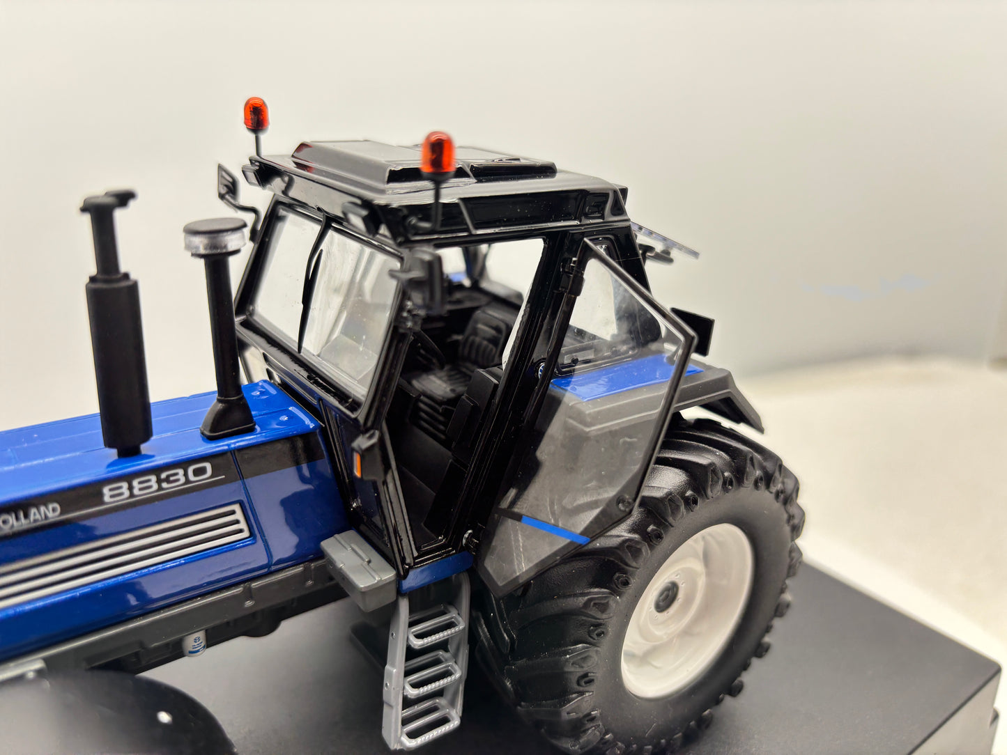 1/32 New Holland 8830
