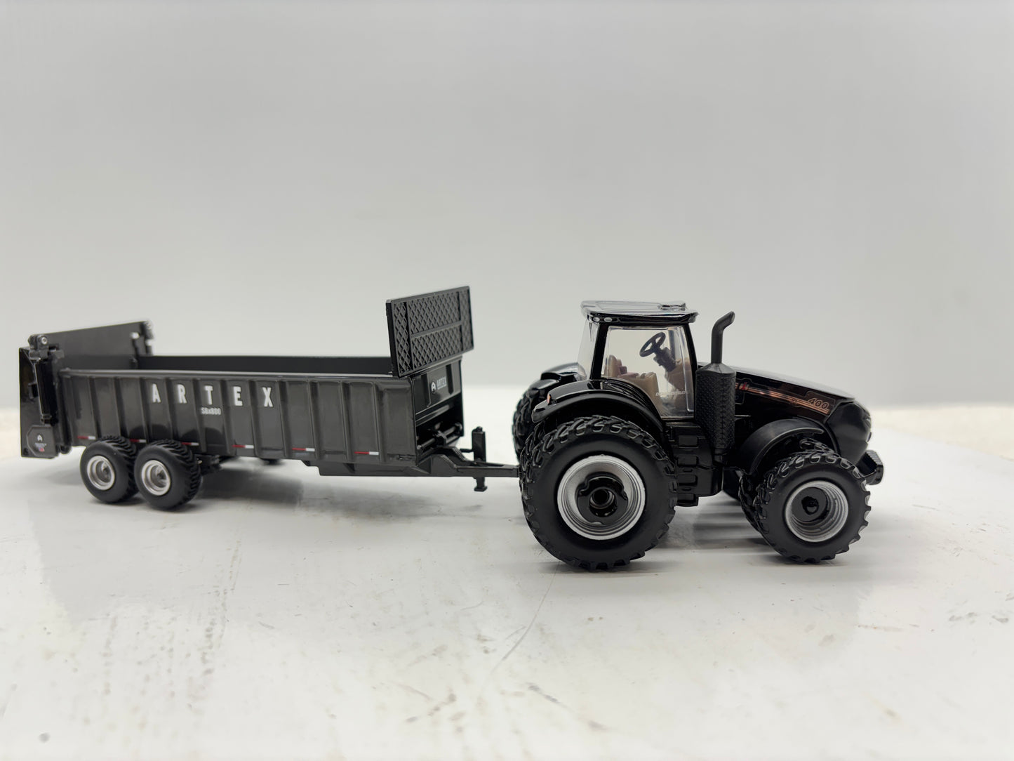 1/64 Case IH Magnum 400 Black