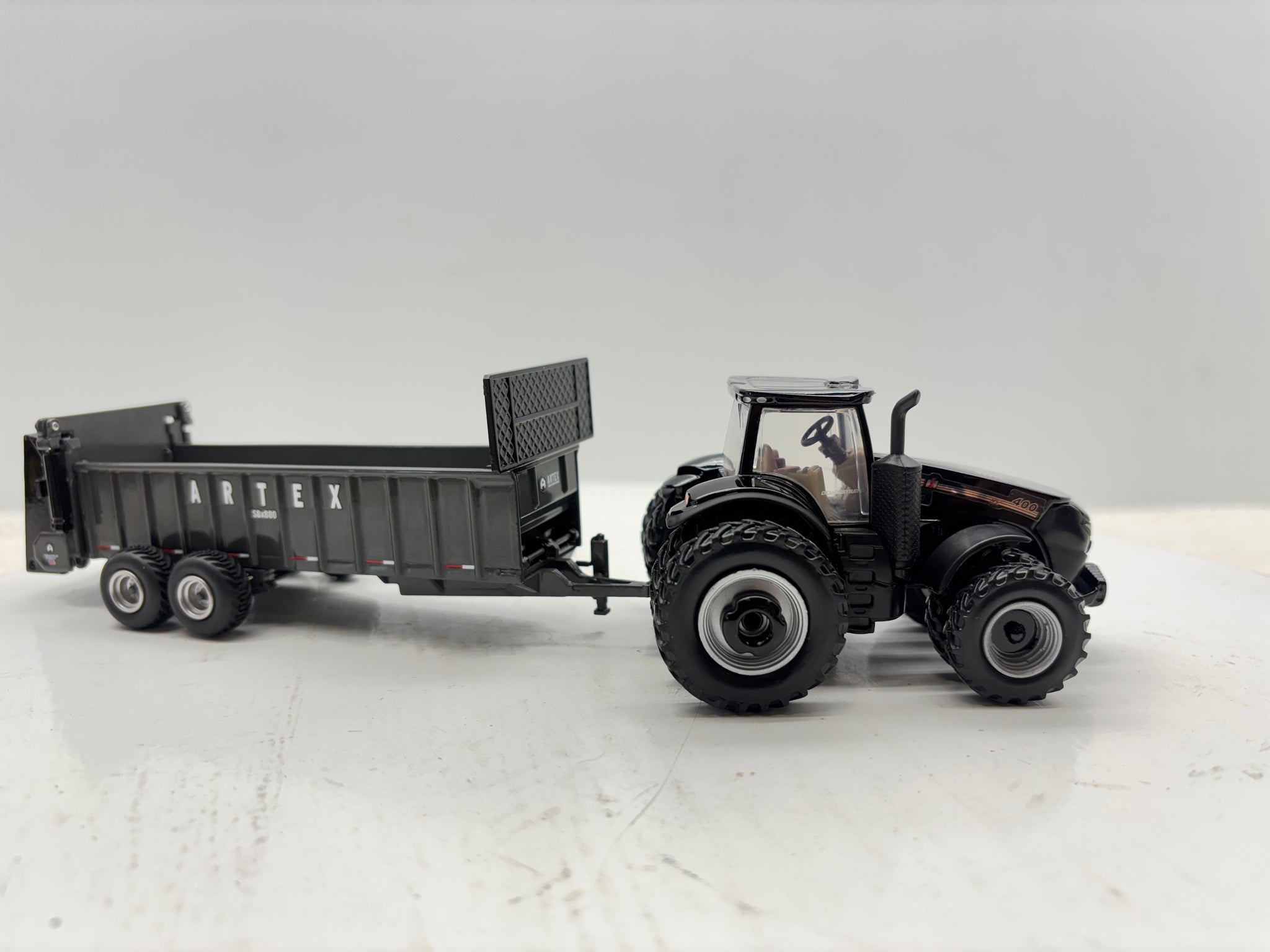1/64 Case IH Magnum 400 Black
