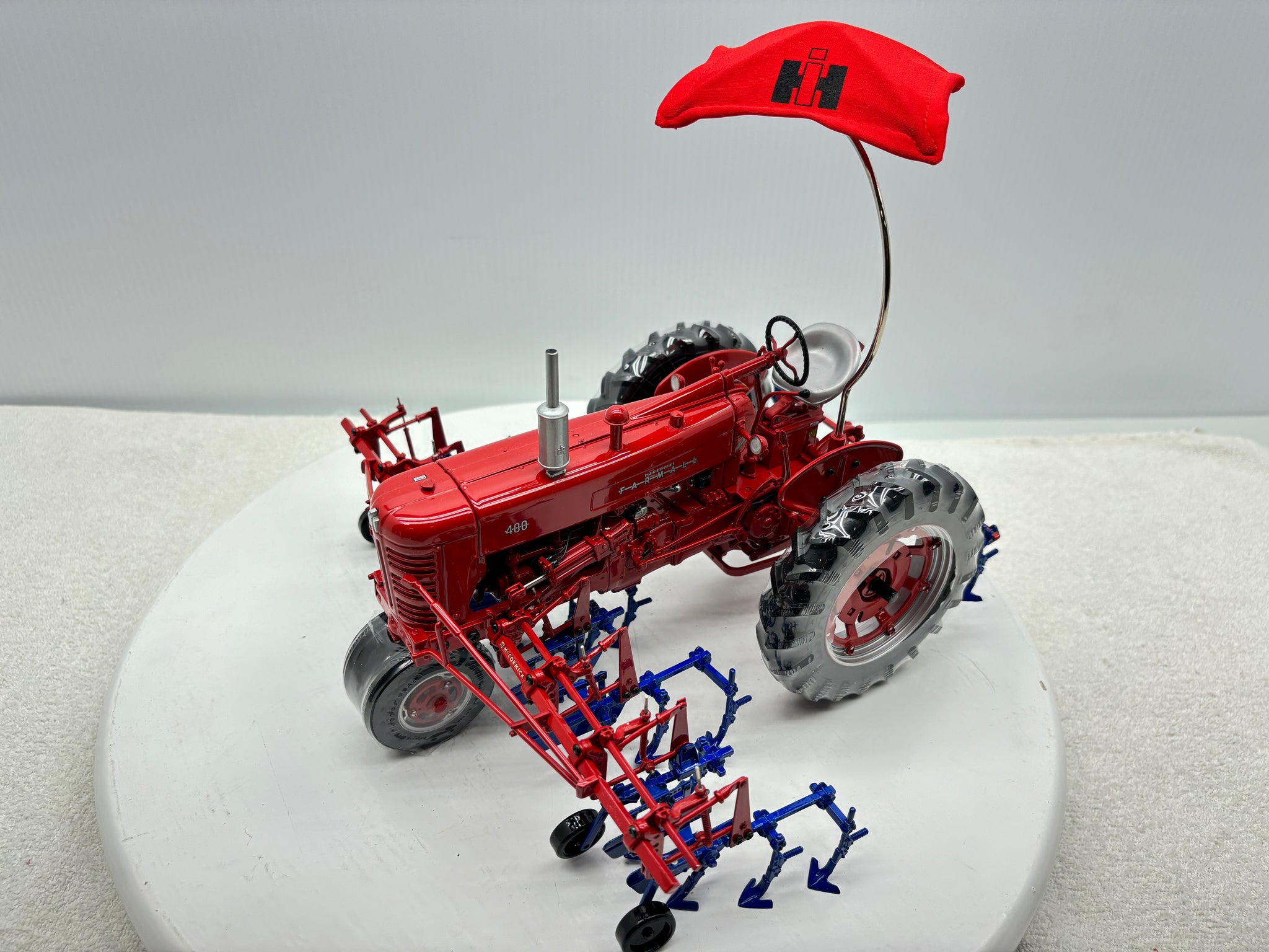 1/16 International Farmall 400 with Cultivator
