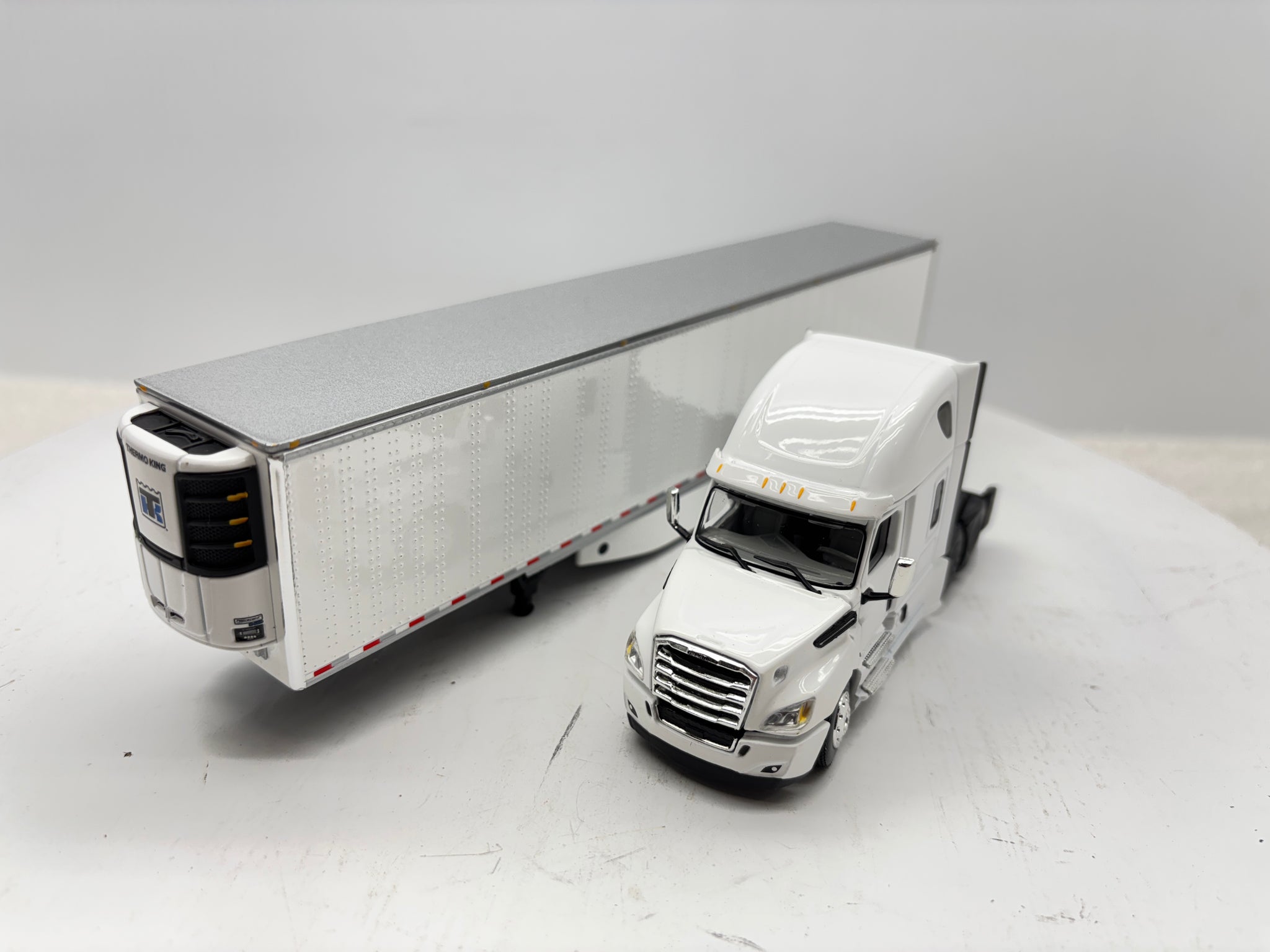 1/64 Freightliner Cascadia High Roof (White)
