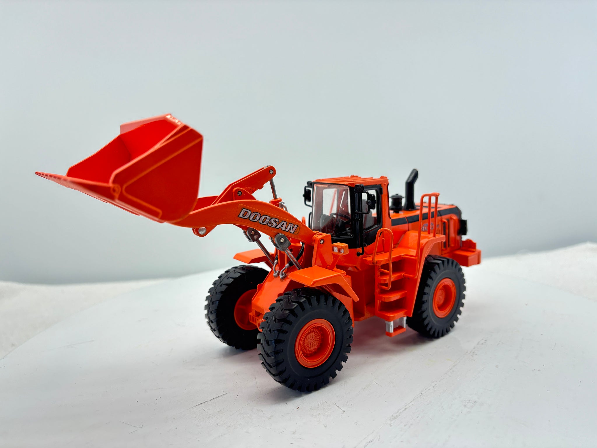 1/40 Doosan 400V Wheel Loader