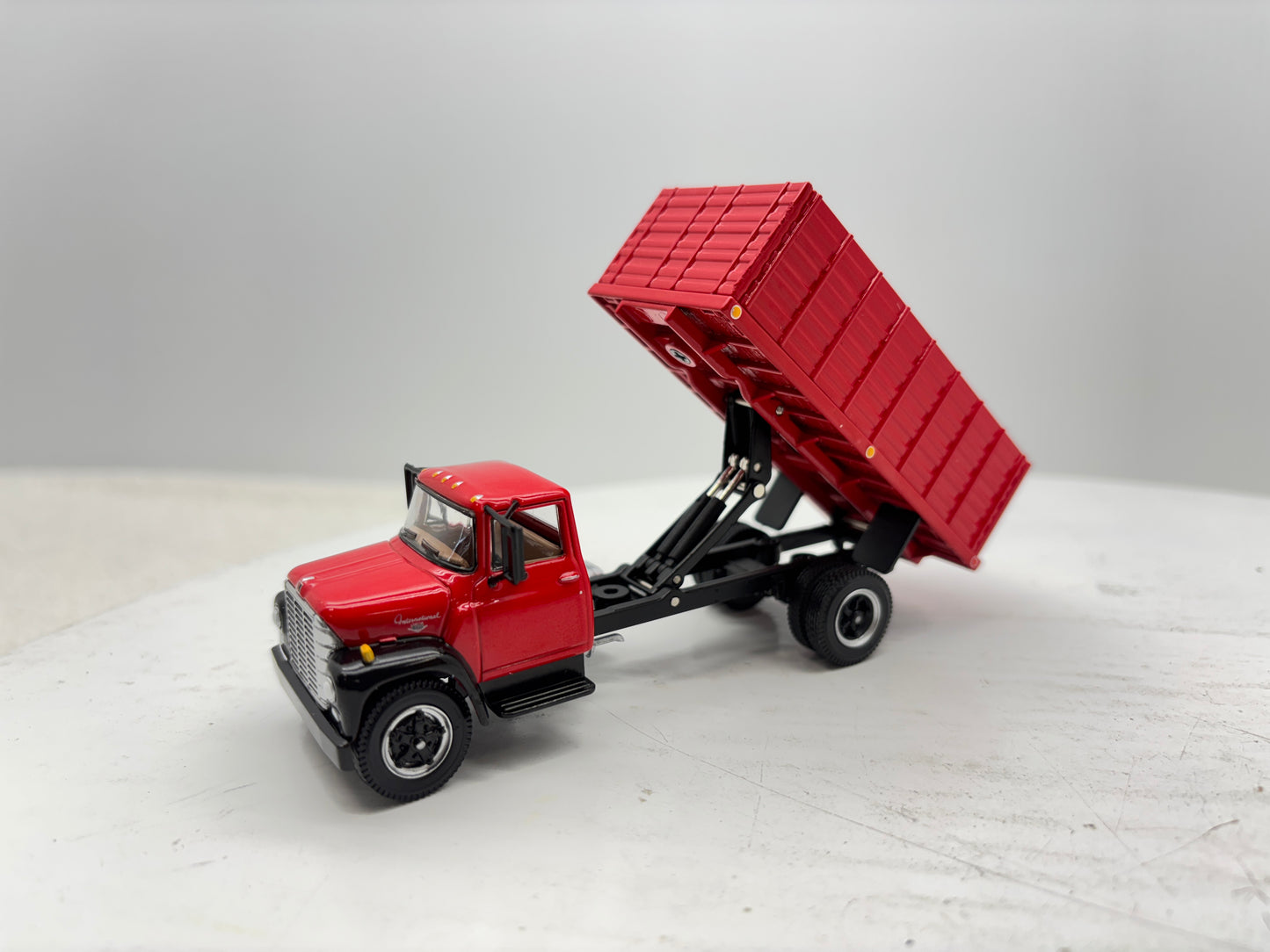 1/64 International Loadstar Red