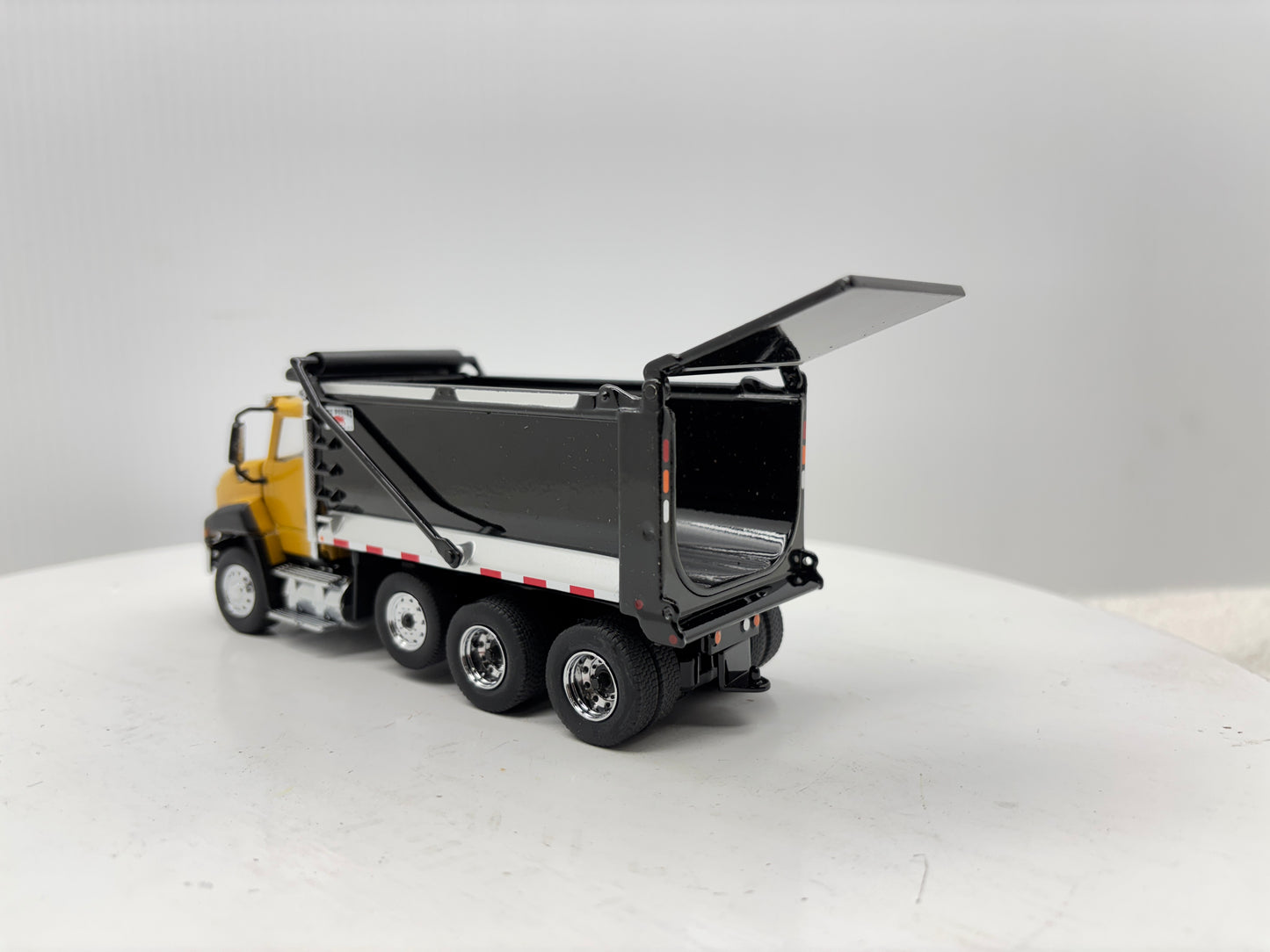 1/50 Caterpillar CT660 SBFA