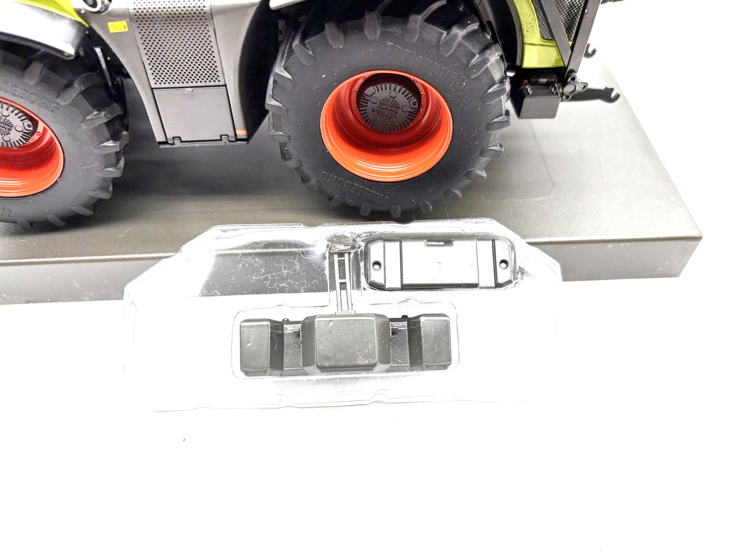 1/32 Claas Xerion 4000 Saddle Trac