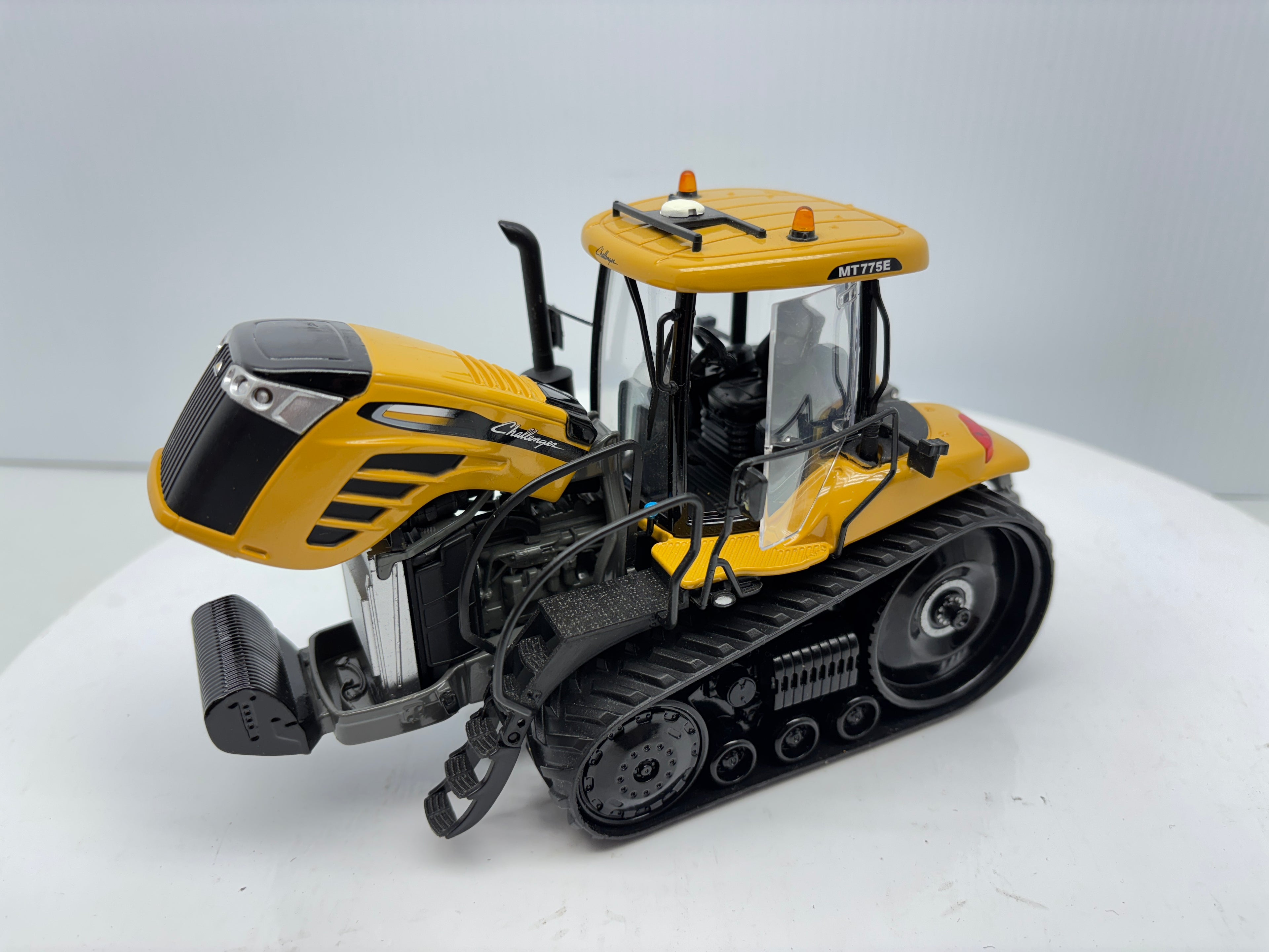 1/32 Challenger MT775E