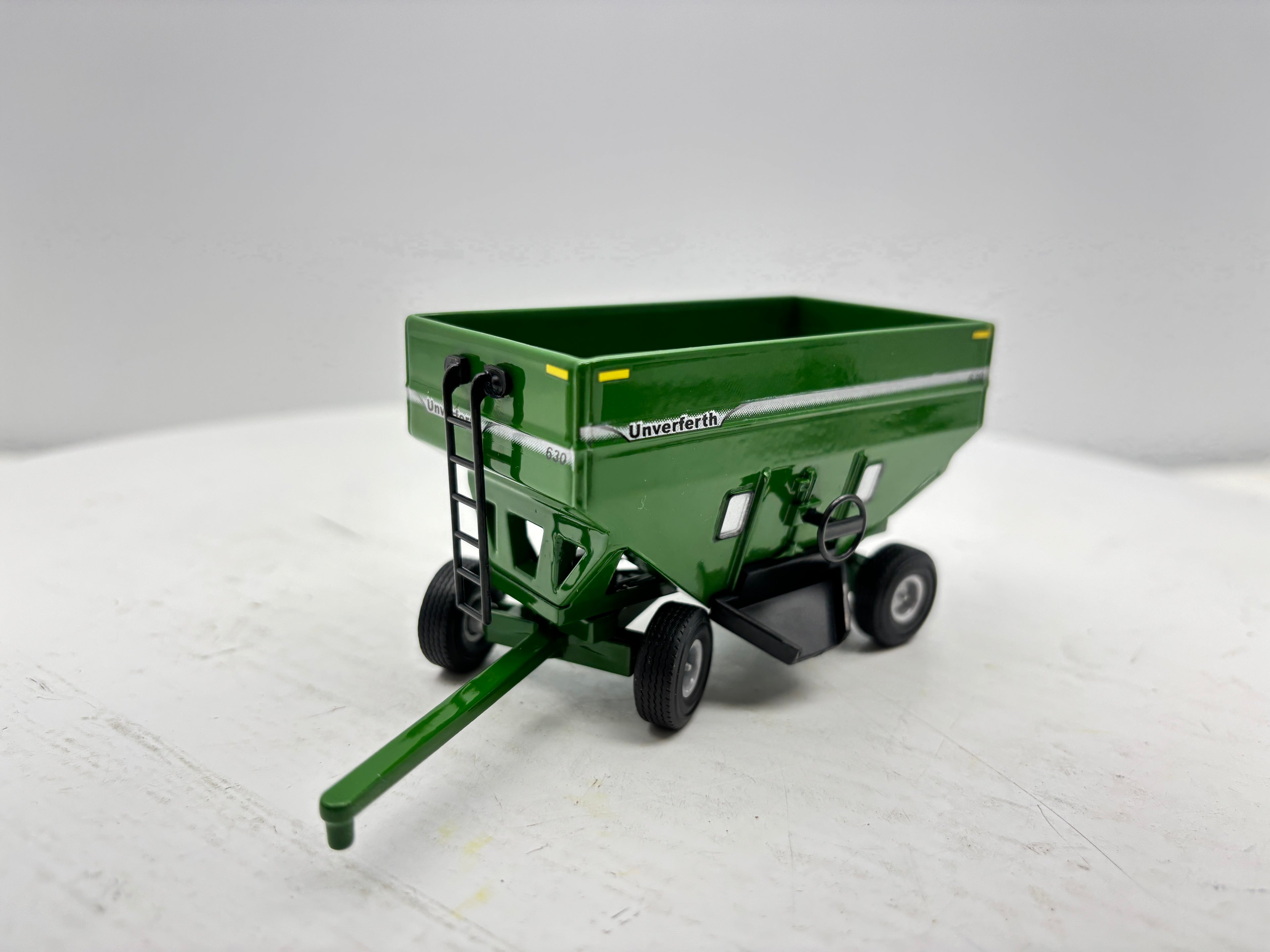 1/64 Unverferth 630 Green Gravity Wagon