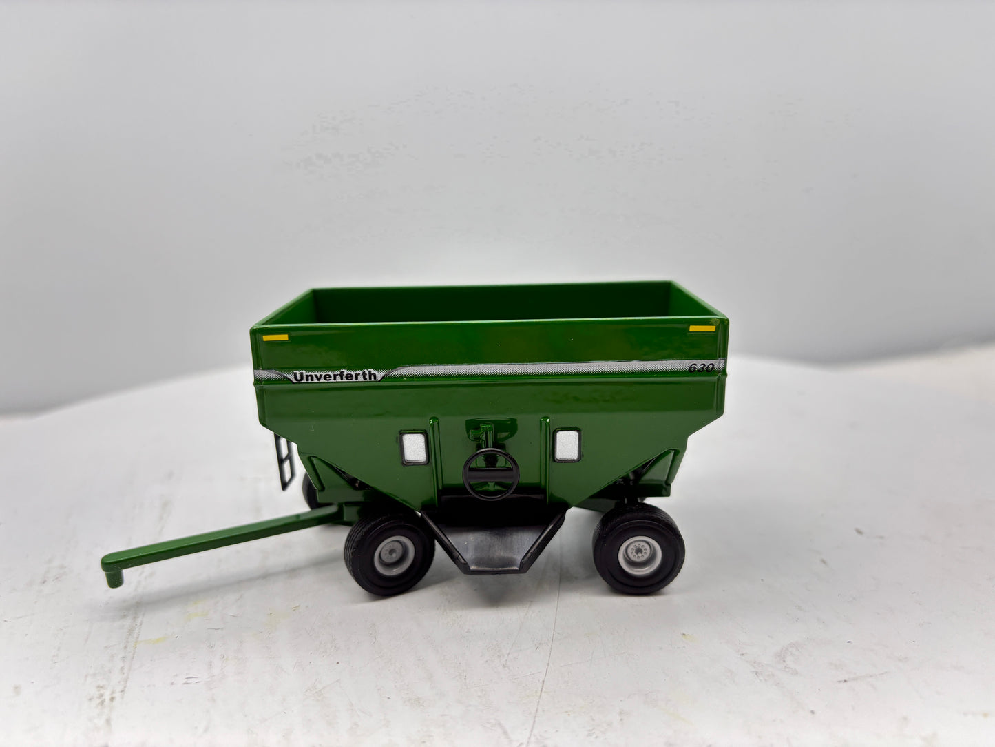 1/64 Unverferth 630 Green Gravity Wagon