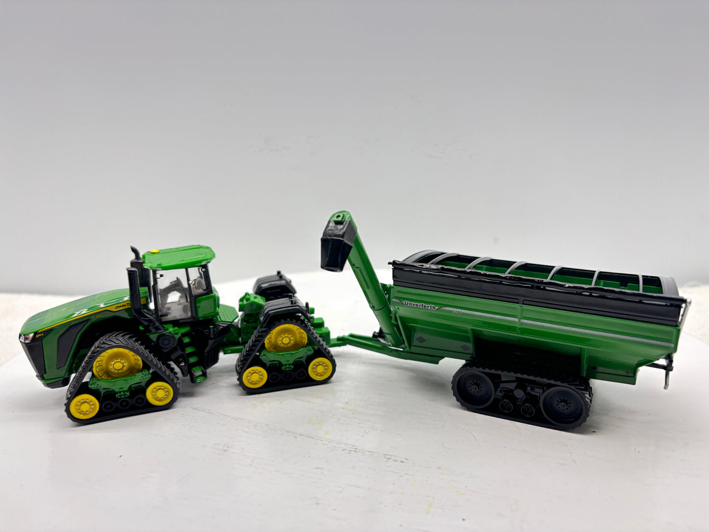 1/64 Unverferth Dual-Auger 1110 Tracks