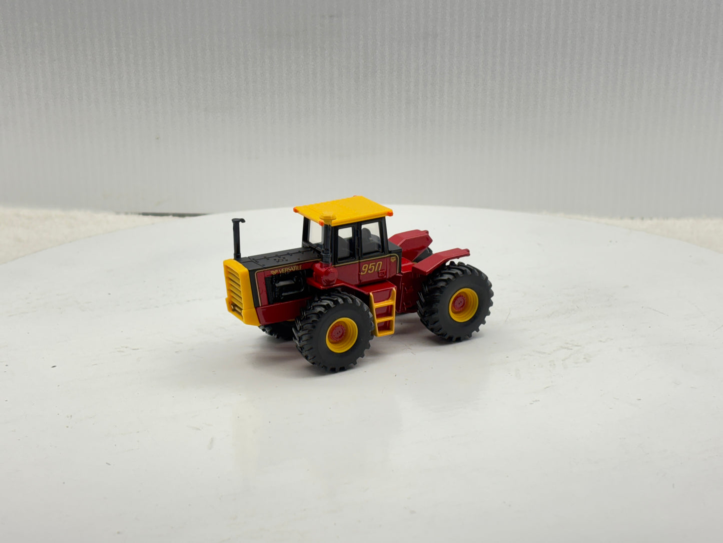 1/64 Versatile 950 Toy Farmer