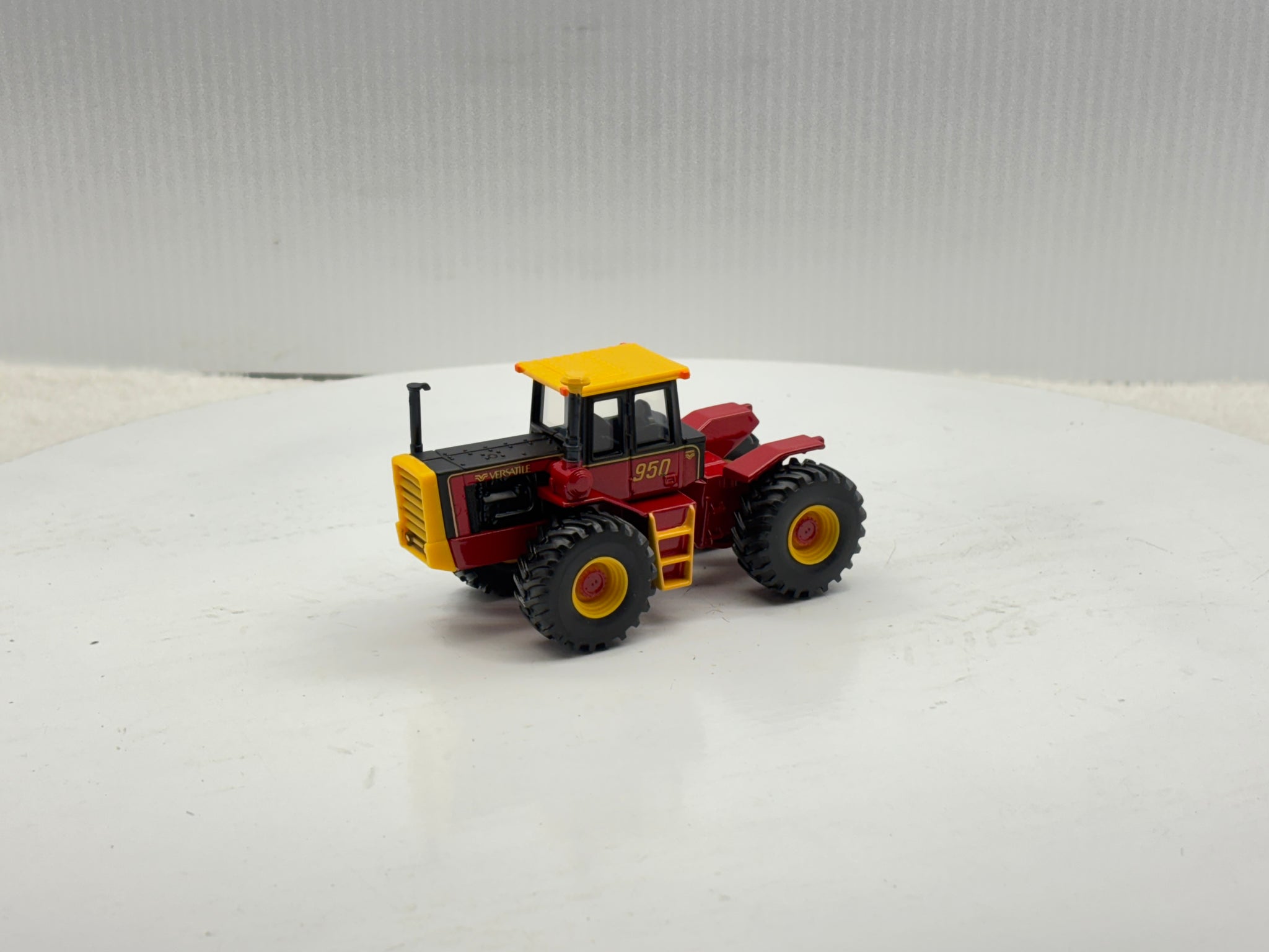 1/64 Versatile 950 Toy Farmer