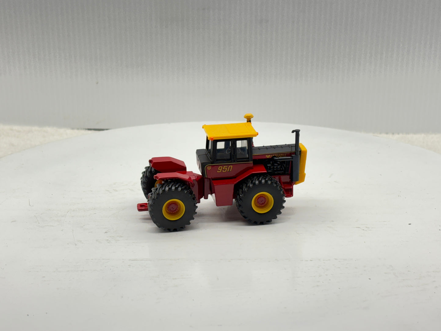 1/64 Versatile 950 Toy Farmer