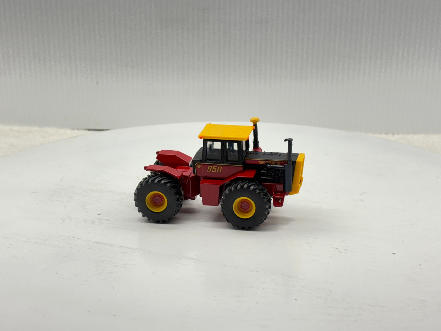 1/64 Versatile 950 Toy Farmer