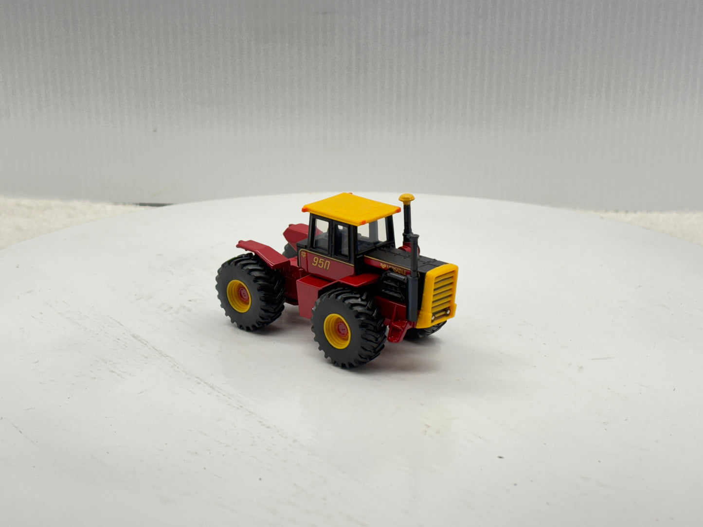 1/64 Versatile 950 Toy Farmer