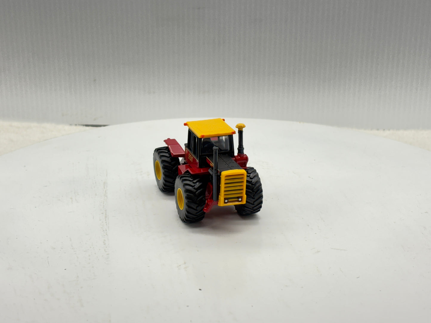1/64 Versatile 950 Toy Farmer