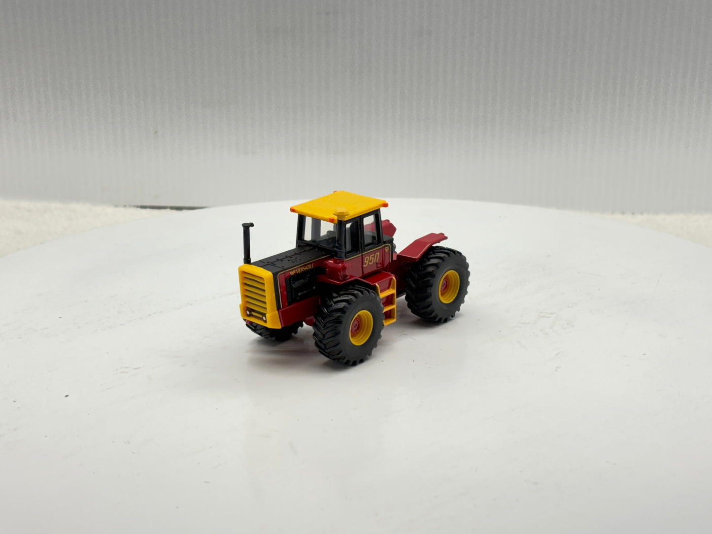 1/64 Versatile 950 Toy Farmer