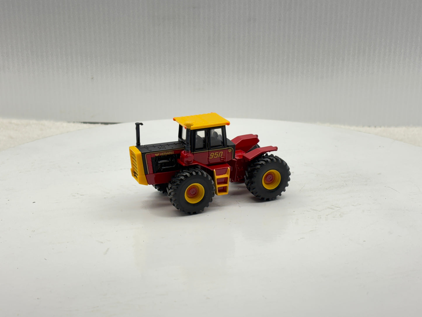 1/64 Versatile 950 Toy Farmer