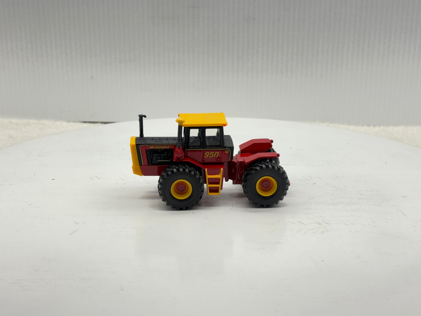 1/64 Versatile 950 Toy Farmer