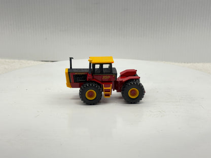 1/64 Versatile 950 Toy Farmer