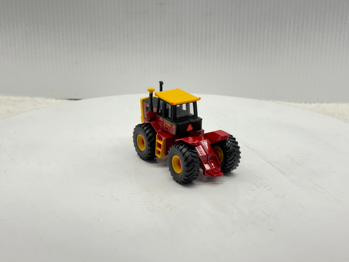 1/64 Versatile 950 Toy Farmer