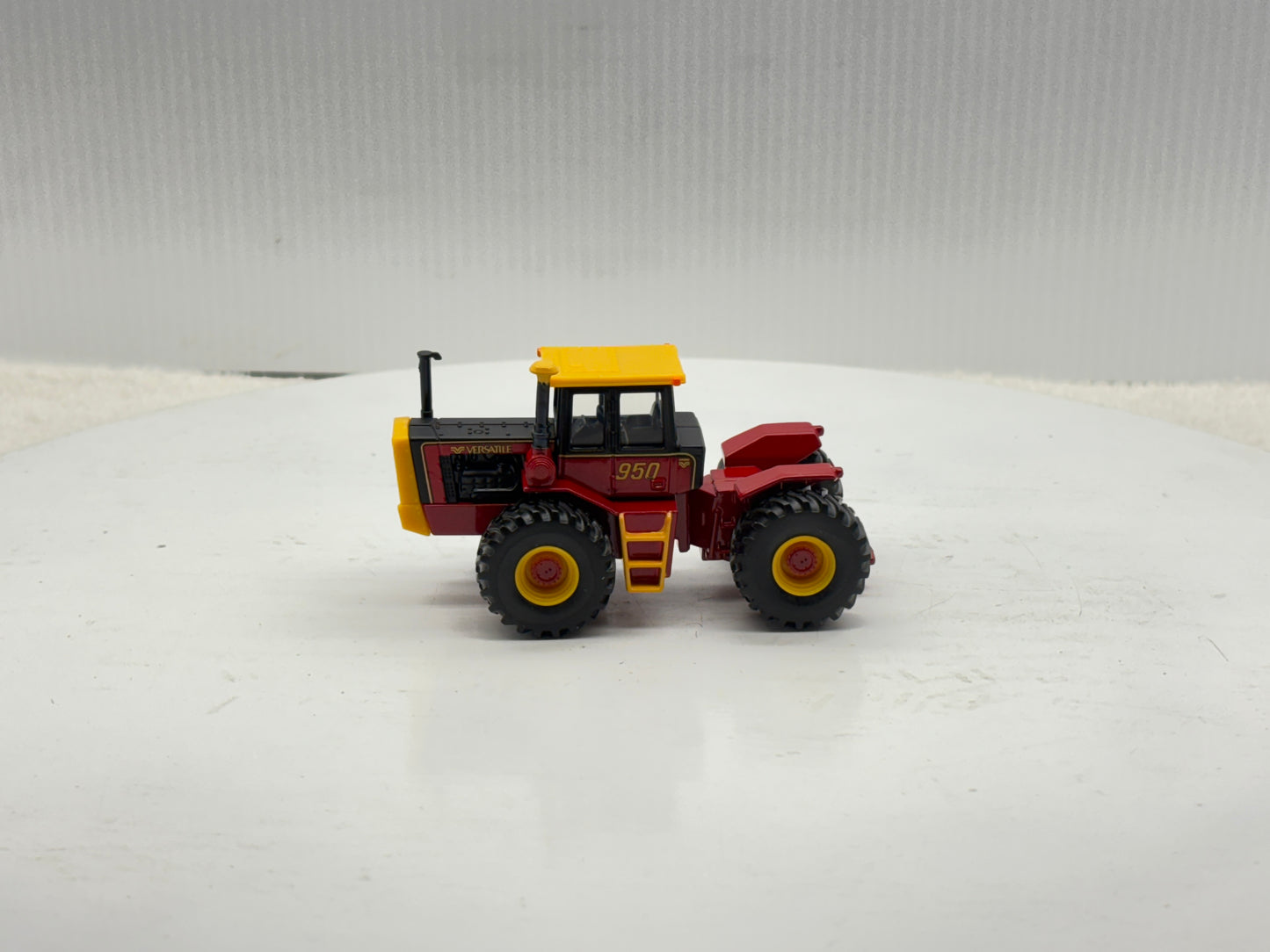 1/64 Versatile 950 Toy Farmer