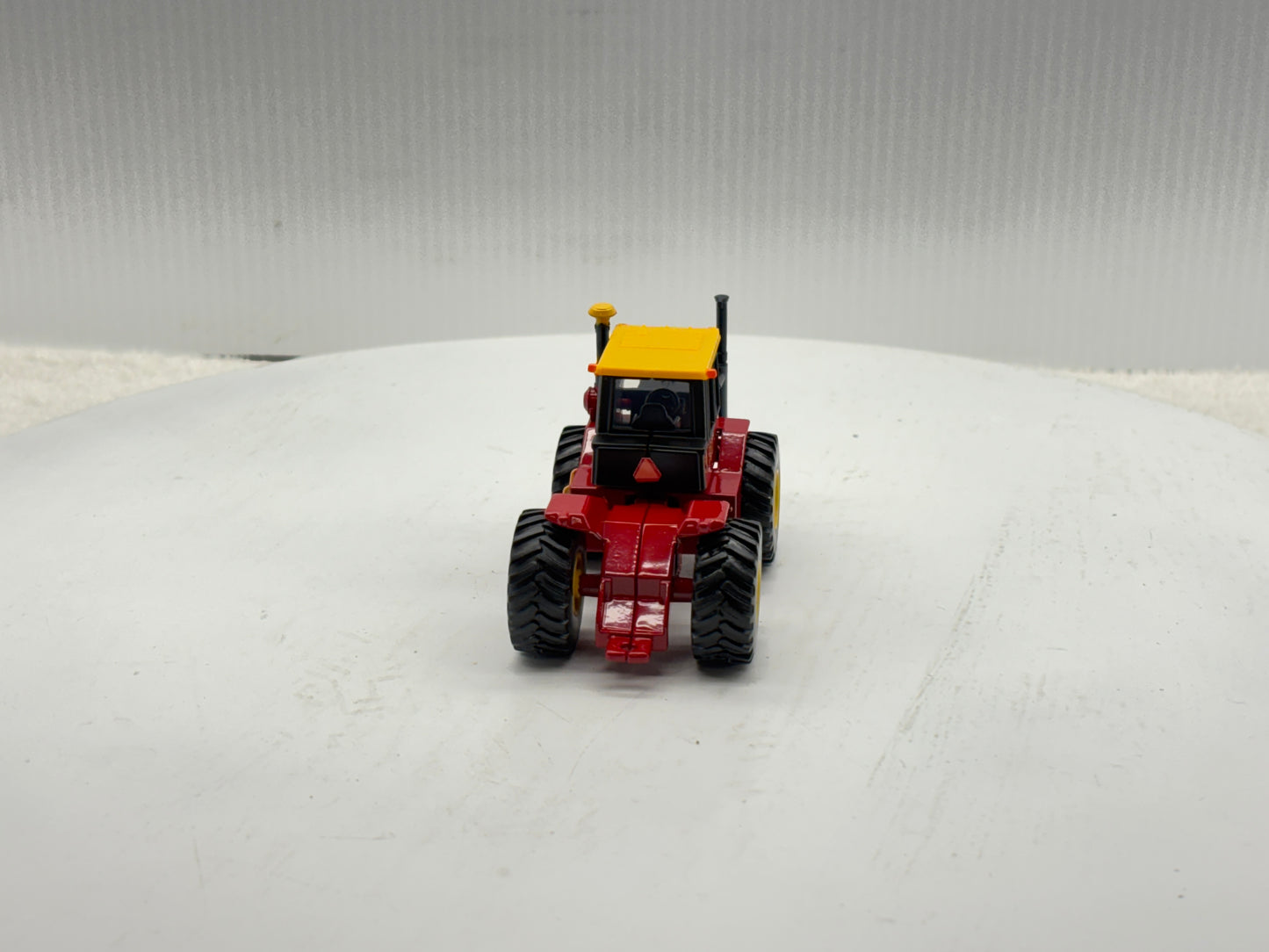 1/64 Versatile 950 Toy Farmer