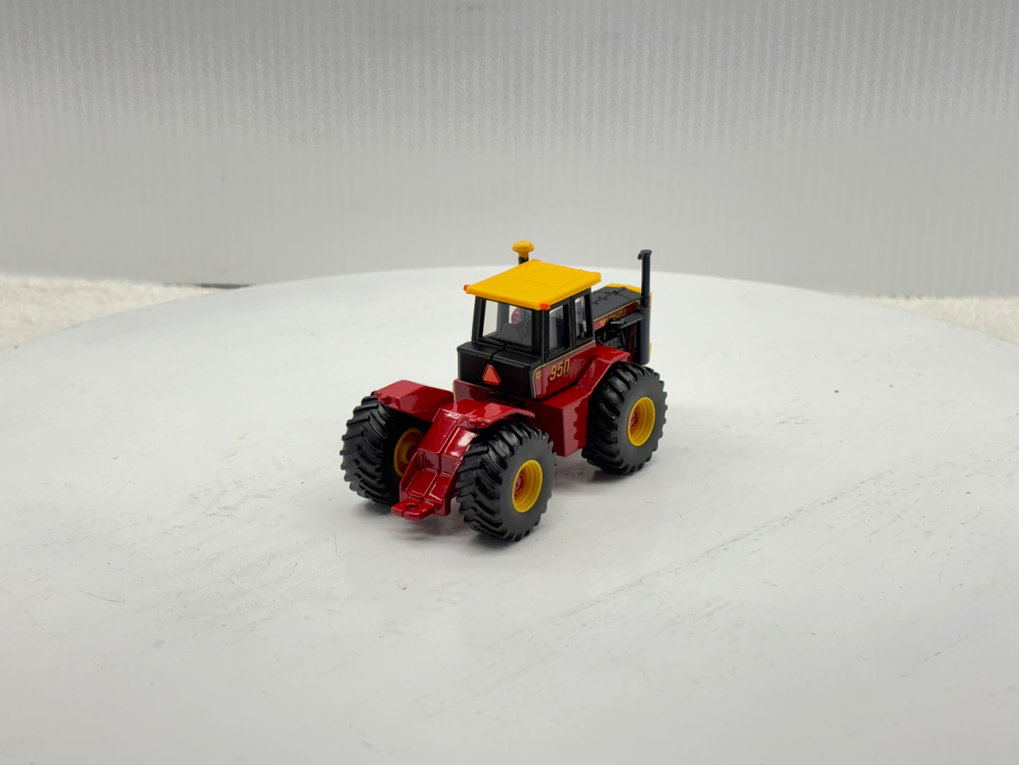 1/64 Versatile 950 Toy Farmer