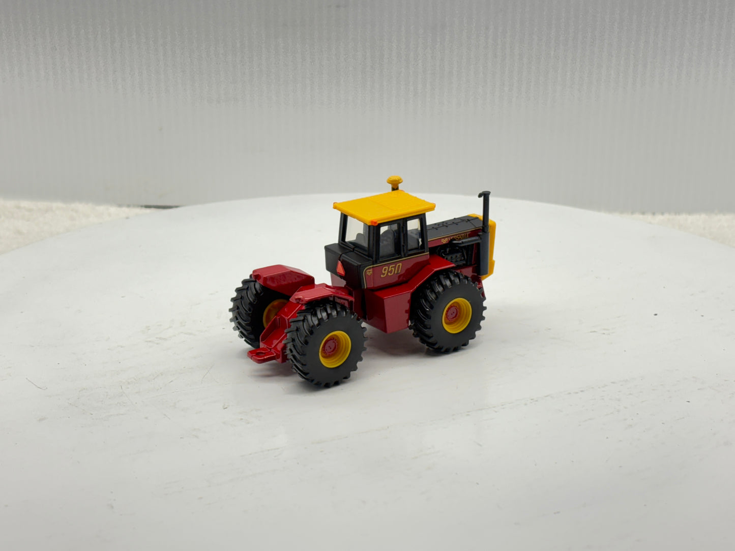 1/64 Versatile 950 Toy Farmer
