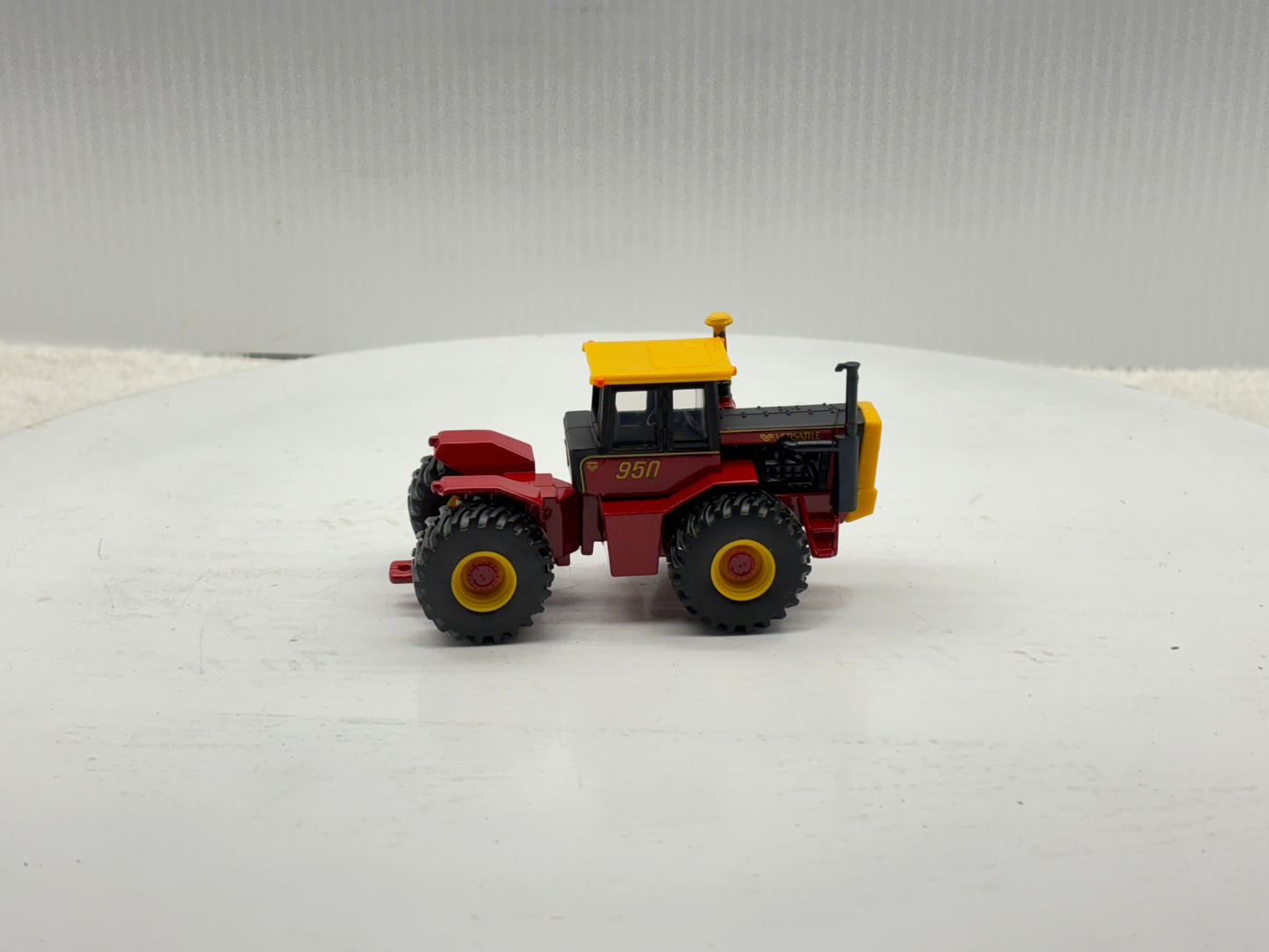 1/64 Versatile 950 Toy Farmer